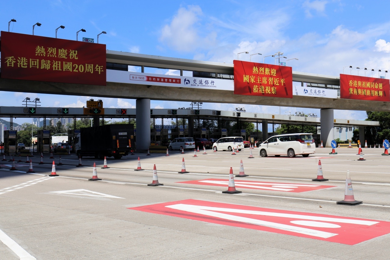 【習近平訪港】全城紅底黃字歡迎橫額　設計師：似一嘢撻落嚟