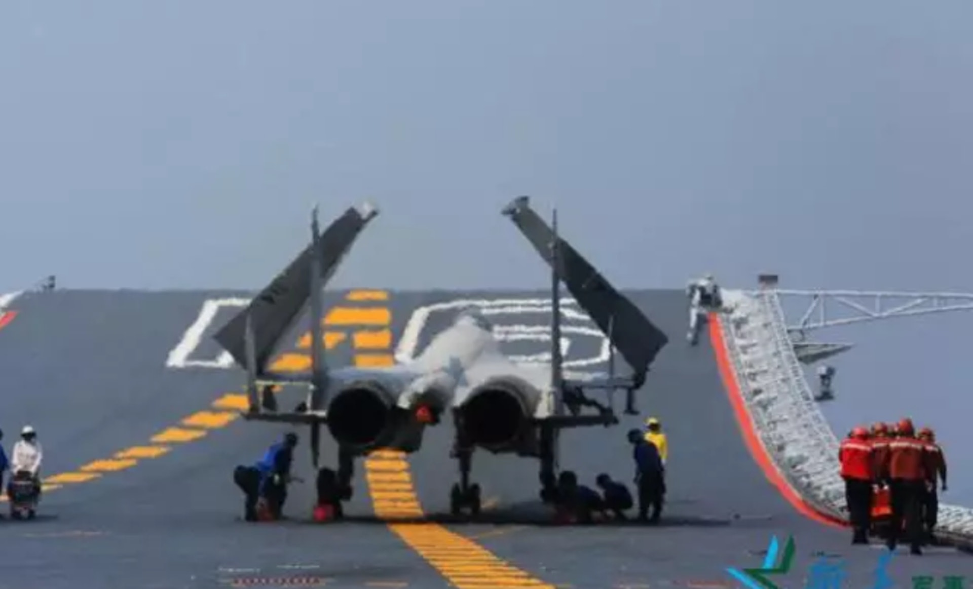 遼寧艦官兵在檢查殲-15艦載戰鬥機飛行後狀態。(新華社照片) 遼寧艦官兵在檢查殲-15艦載戰鬥機飛行後狀態。(新華社照片)