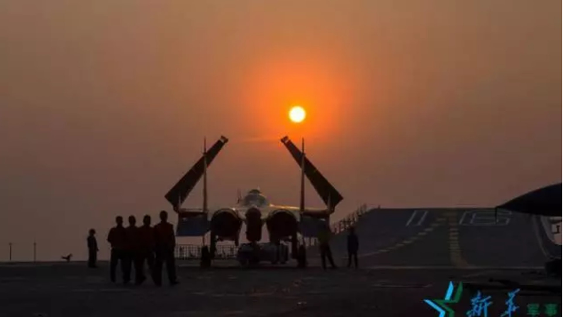 遼寧艦官兵在飛行甲板回收殲-15艦載戰鬥機。(新華社照片) 遼寧艦官兵在飛行甲板回收殲-15艦載戰鬥機。(新華社照片)