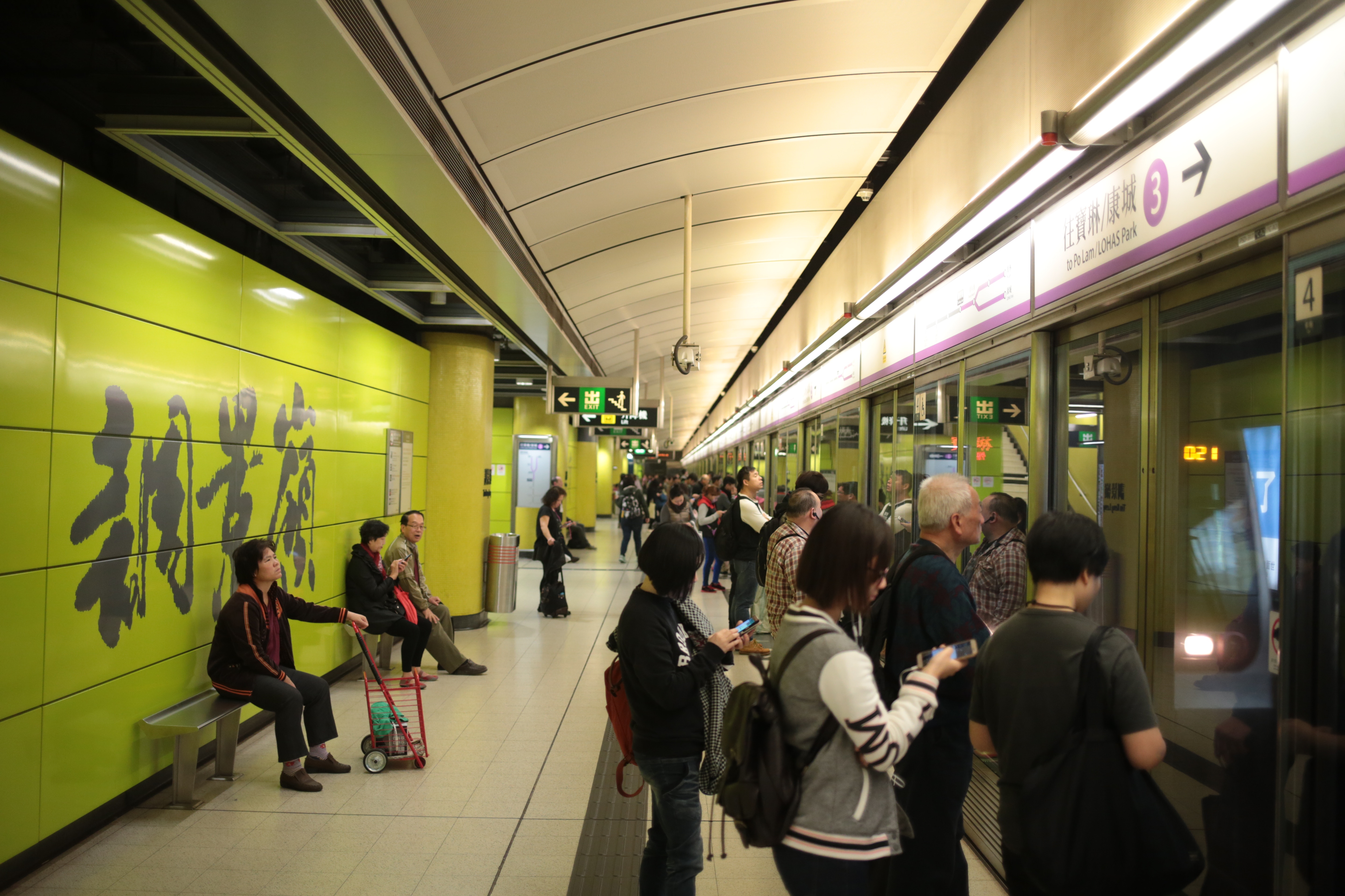 港鐵一列頭班列車，月前在調景嶺站險撞倒路軌維修人員，但港鐵被質疑一直隱瞞，未有向內部通告。（羅君豪攝）