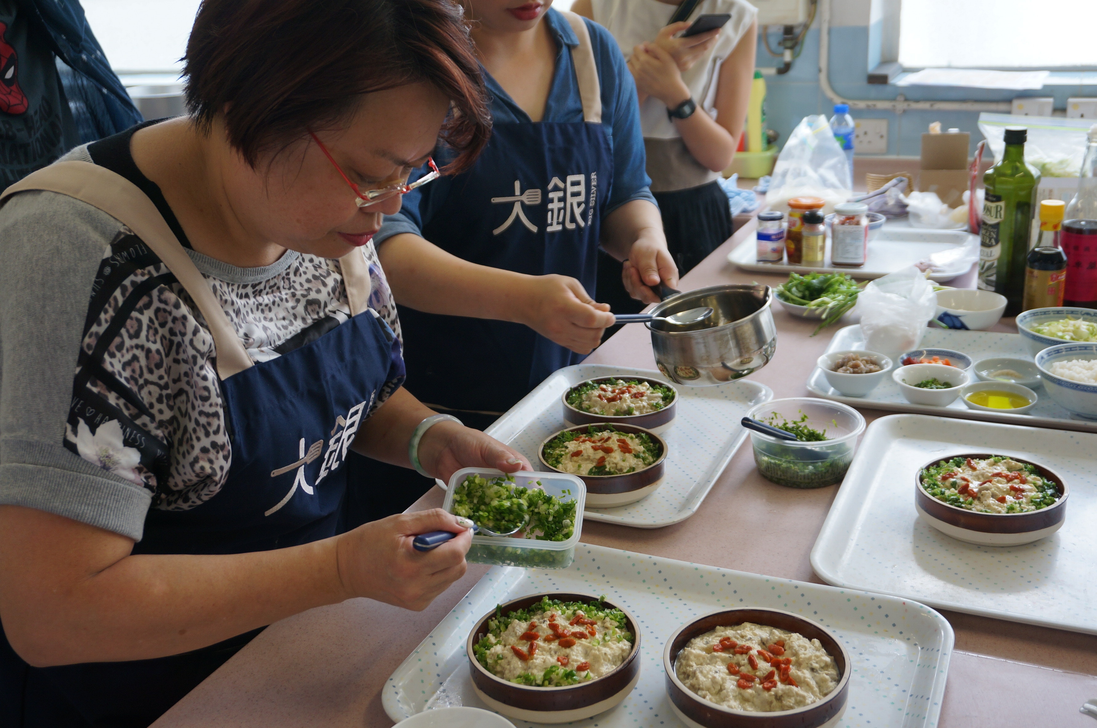 小店范湯皇老闆范太正在做這味「老少平安」——3到80歲都適合吃的鯪魚豆腐。（黃妍萍攝）