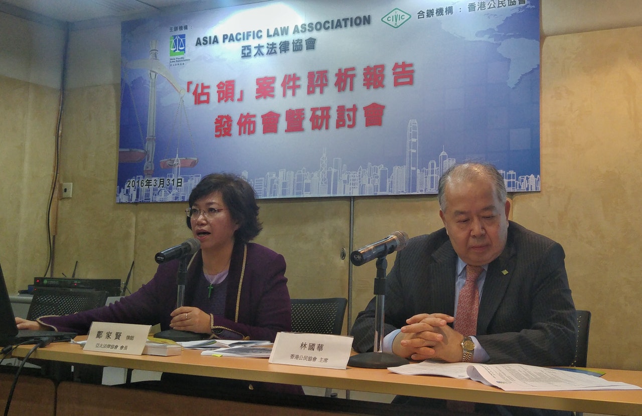 亞太法律協會鄺家賢(左)、香港公民協會主席林國華(右)講解報告內容。(馮巧欣攝) 亞太法律協會鄺家賢(左)、香港公民協會主席林國華(右)講解報告內容。(馮巧欣攝)