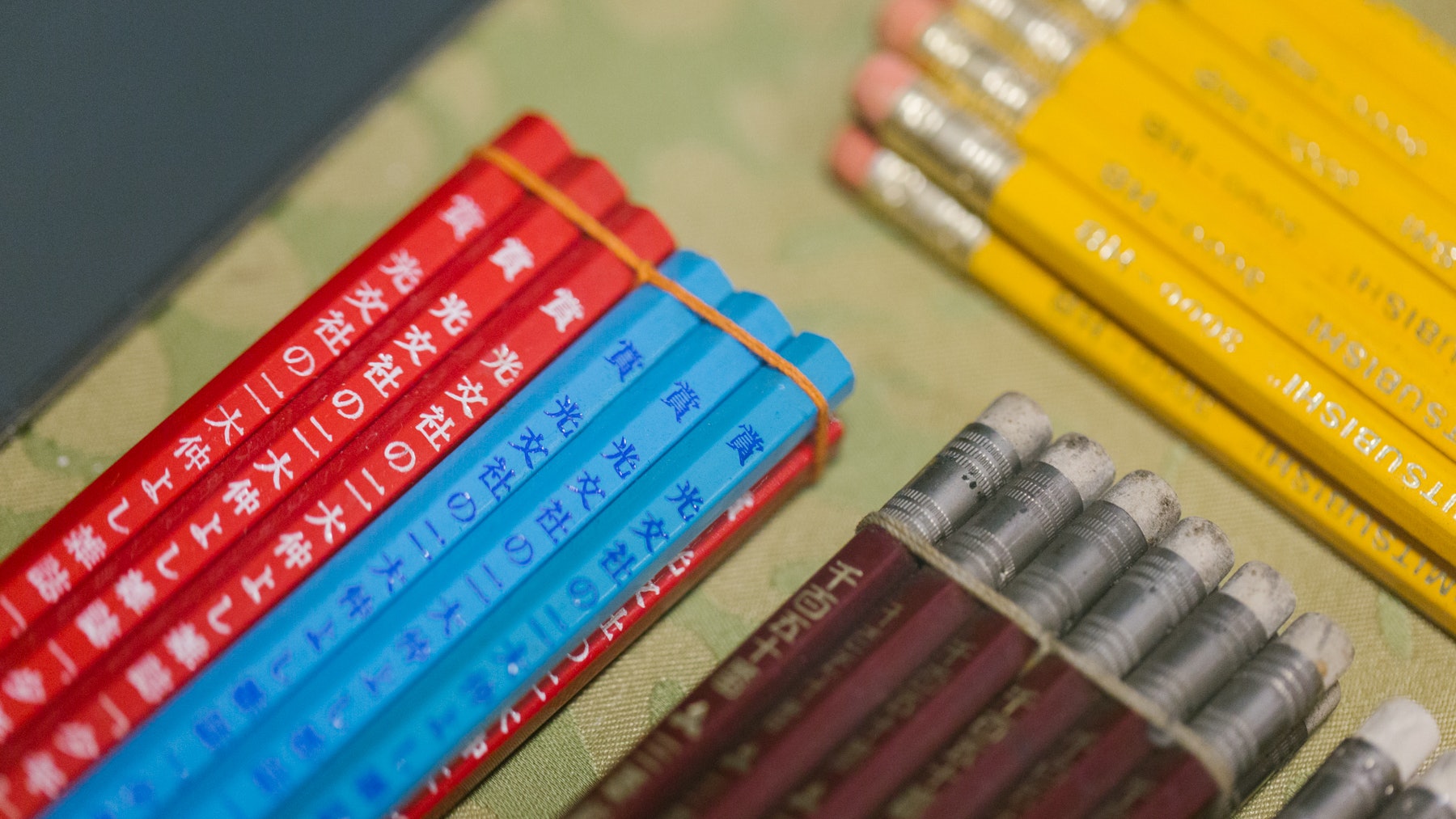 懷舊鉛筆展1 鉛筆識買唔識用 一枝鉛筆看一個城市的文化興衰 香港01 藝文 懷舊鉛筆展1 鉛筆識買唔識用 一枝鉛筆看一個城市的文化興衰 香港01 藝文