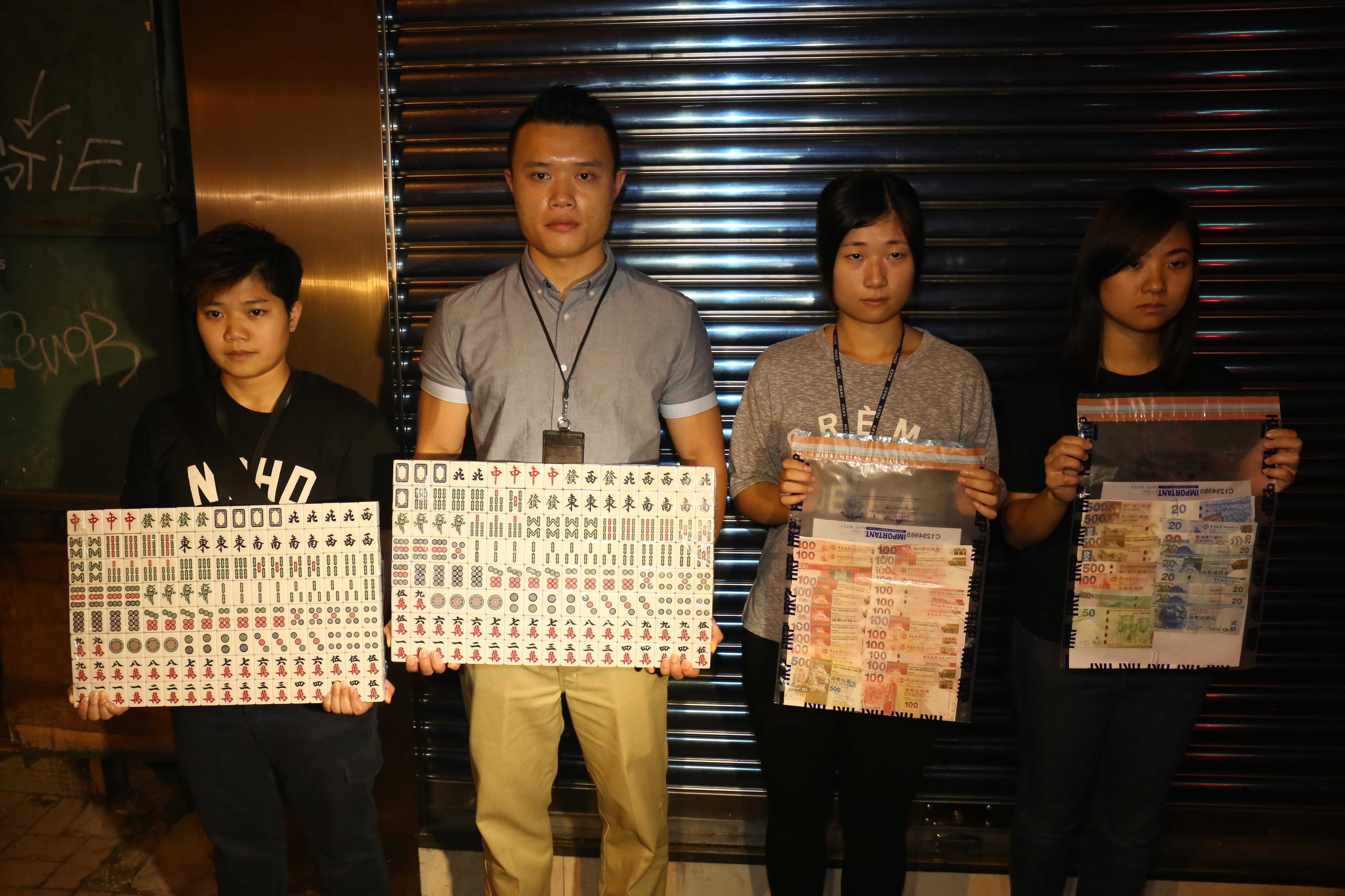 探員展示檢獲的麻雀及現金。（賴南秋攝）