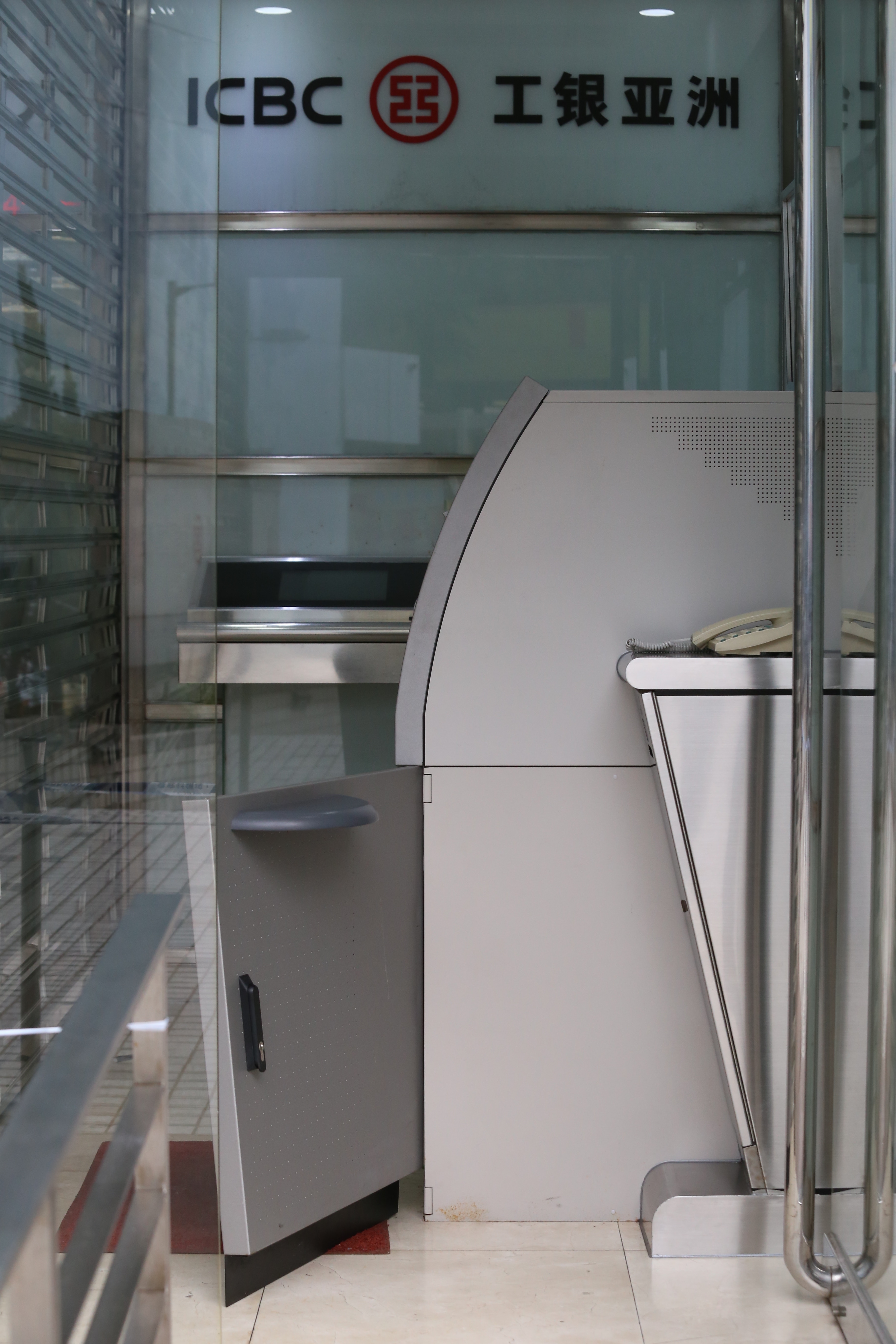 提款不成發脾氣雙程證男子撬爛櫃員機被捕