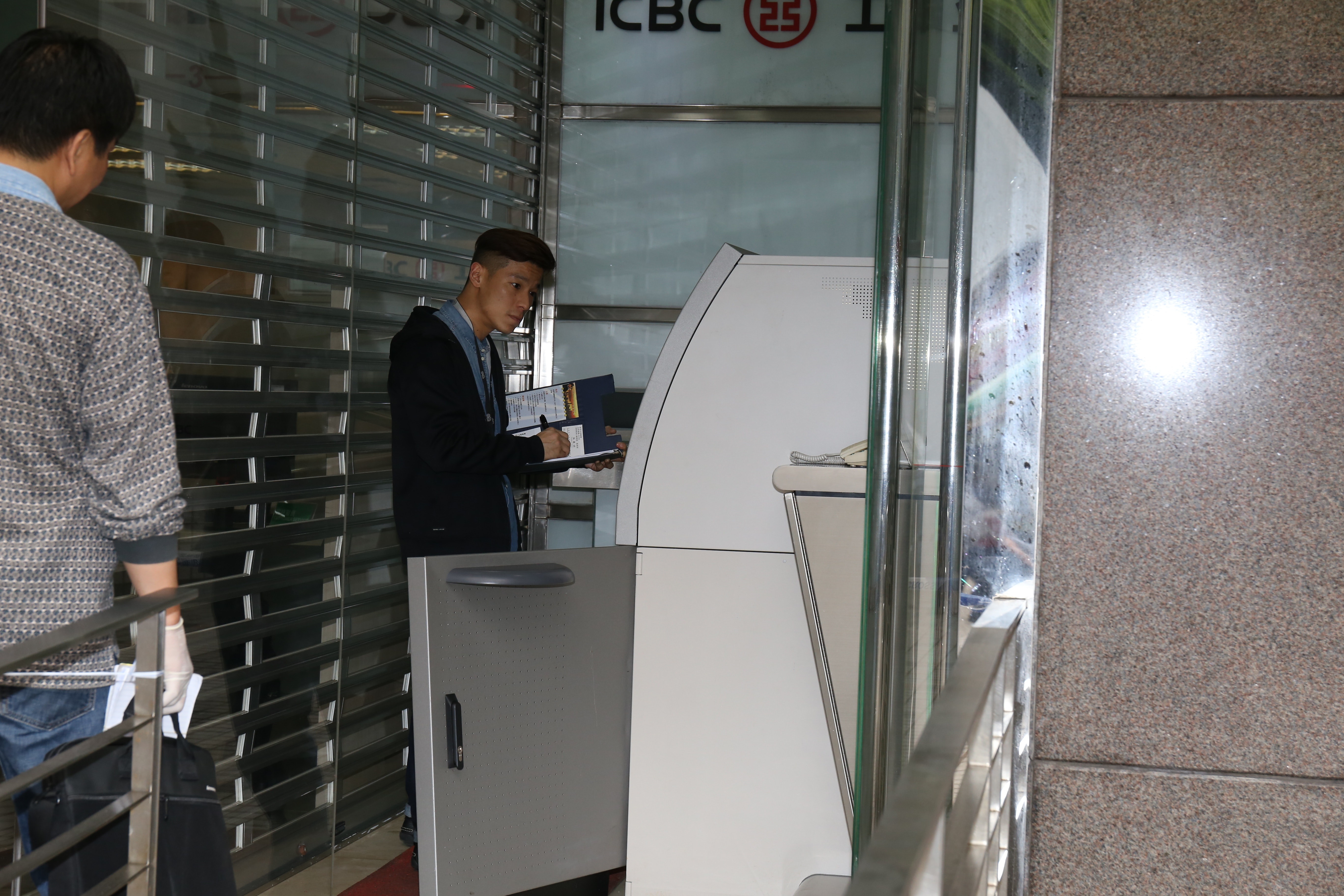 提款不成發脾氣雙程證男子撬爛櫃員機被捕