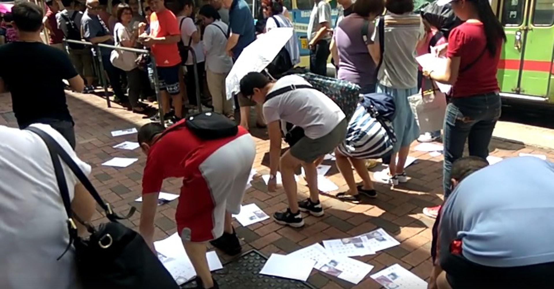不少途人停下撿走地上傳單。(香港突發事故報料區fb圖片) 不少途人停下撿走地上傳單。(香港突發事故報料區fb圖片)
