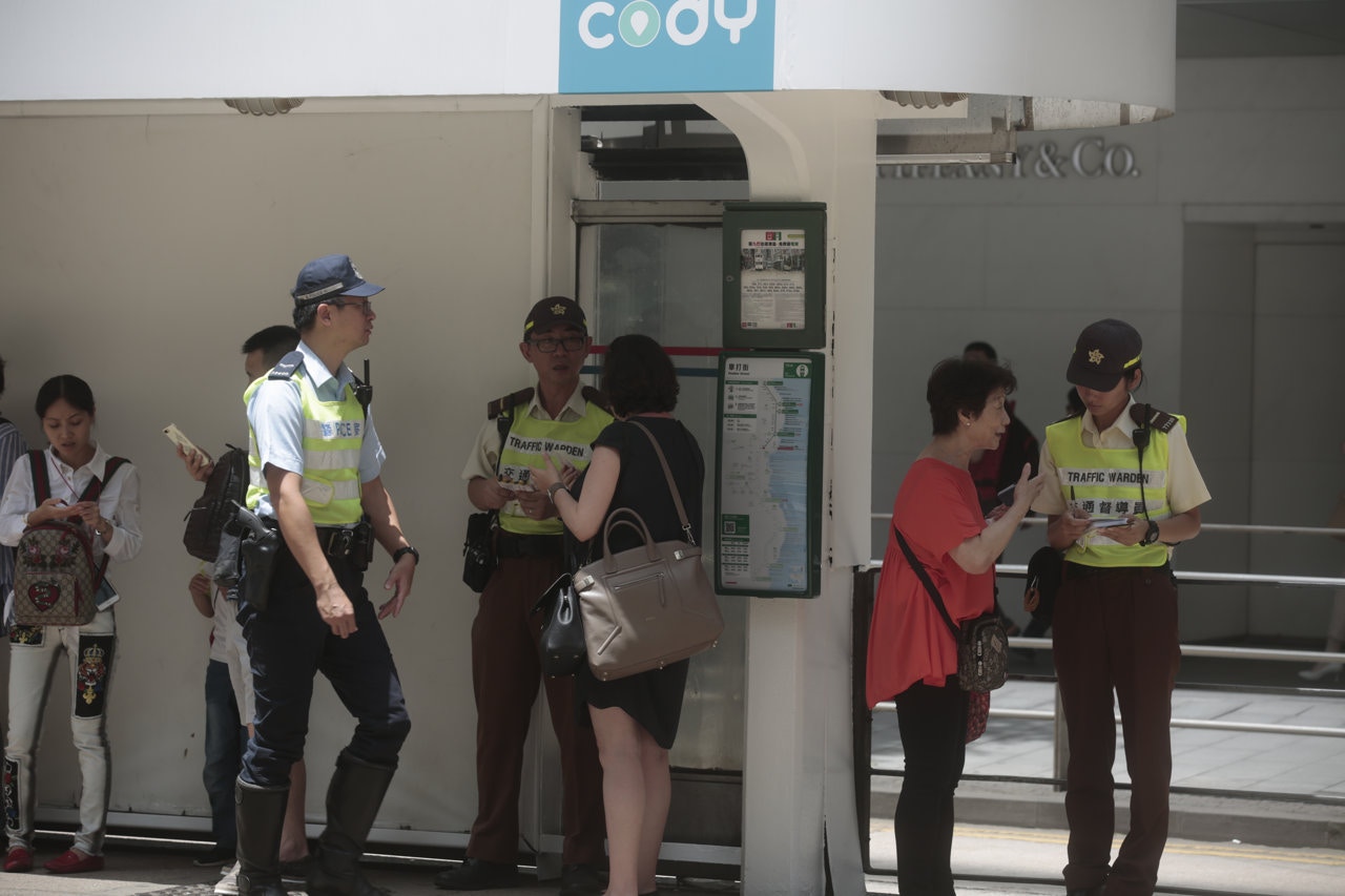 警方票控涉違例過馬路的市民。（資料圖片／林若勤攝）