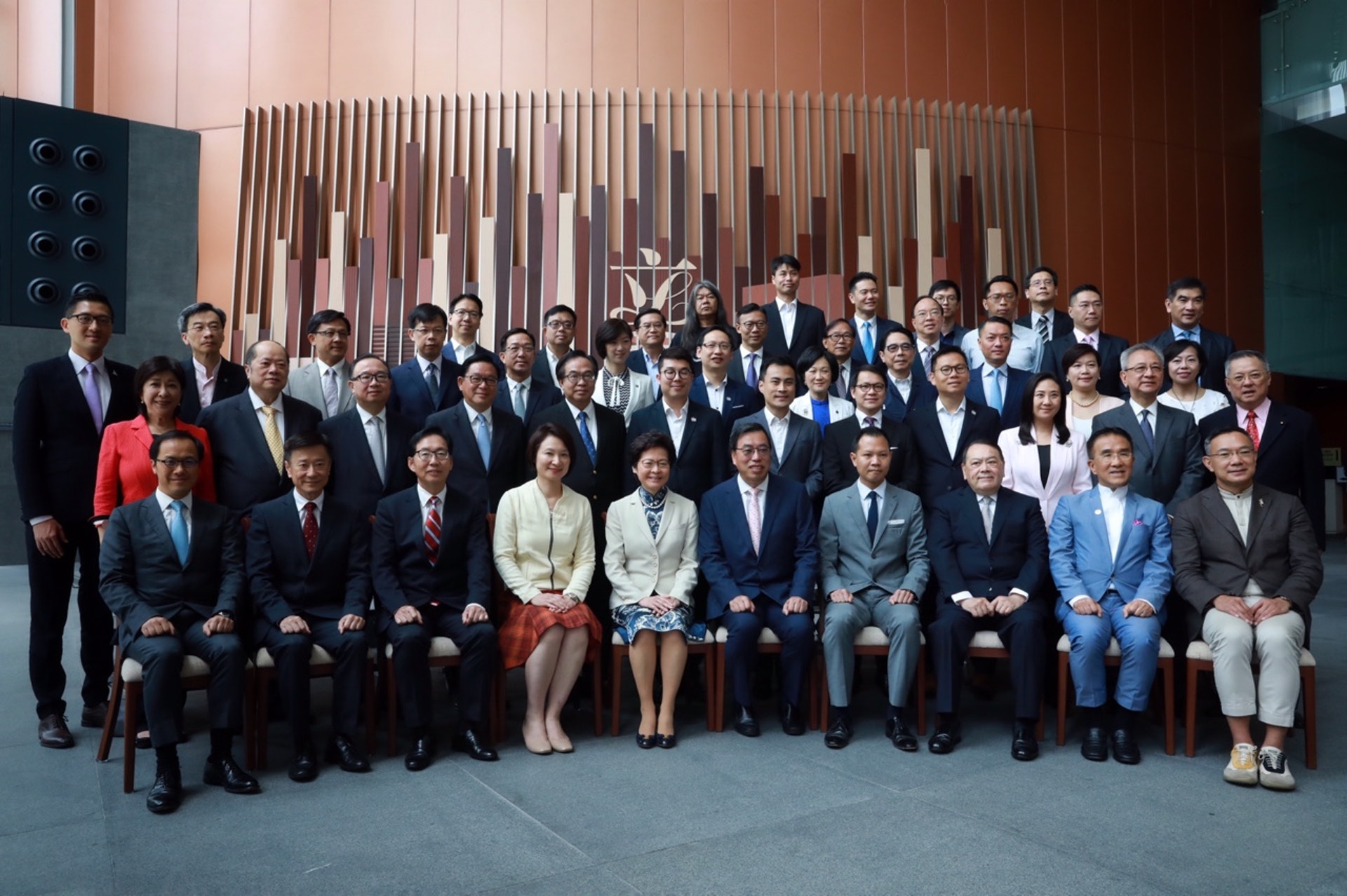 林鄭月娥與立法會議員合照,民主派僅8人出席,包括梁繼昌、涂謹申等。(吳煒豪攝) 林鄭月娥與立法會議員合照,民主派僅8人出席,包括梁繼昌、涂謹申等。(吳煒豪攝)