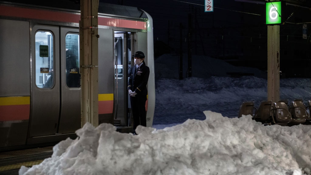 日本新潟列車因大雪行車受阻 430名乘客滯留列車逾半天 日本新潟列車因大雪行車受阻 430名乘客滯留列車逾半天