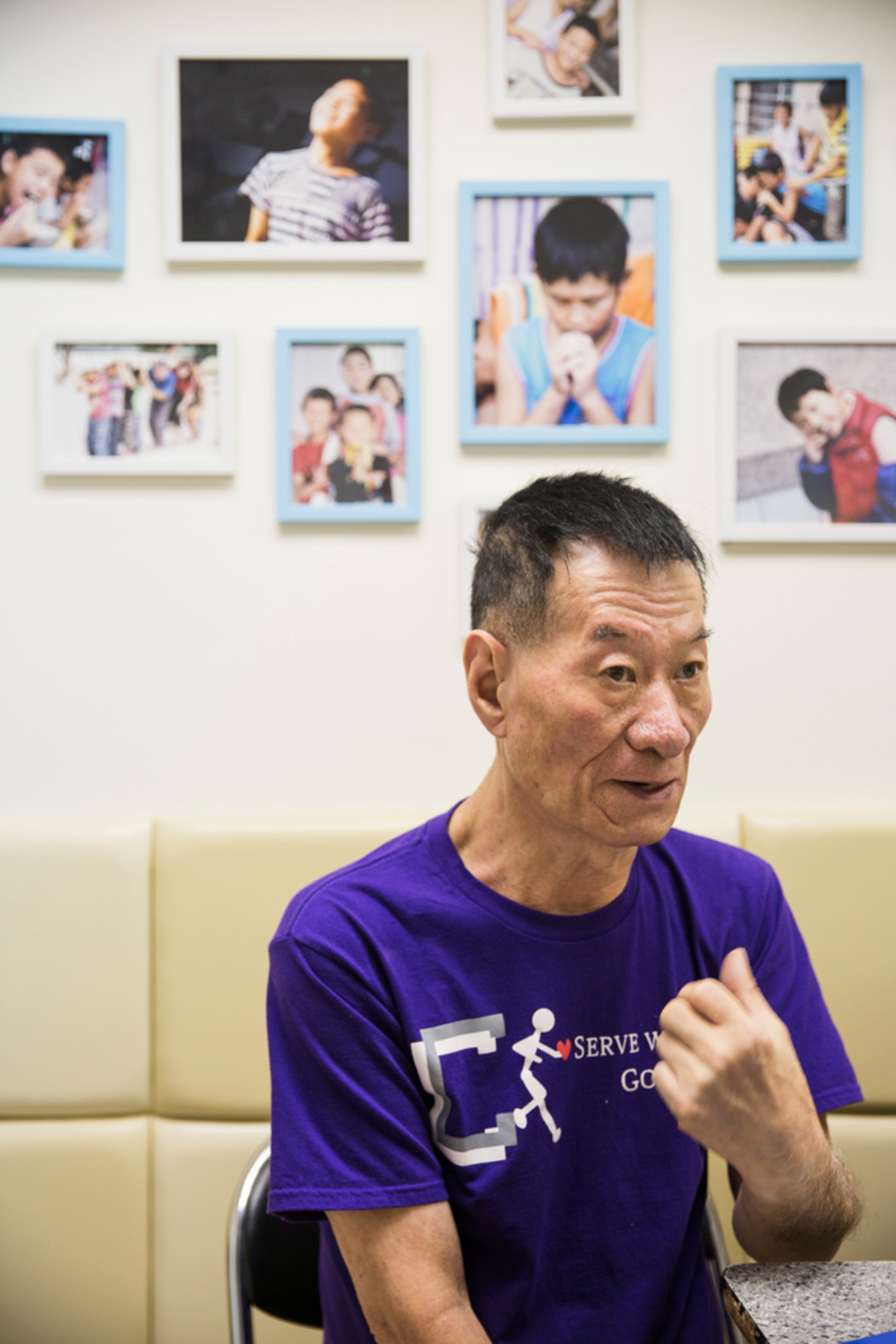 阿包說以前以為導賞很易,參加了計劃才發現很多東西要顧,「要親切,微笑,要諗遊戲,令人投入。」(黃寶瑩攝) 阿包說以前以為導賞很易,參加了計劃才發現很多東西要顧,「要親切,微笑,要諗遊戲,令人投入。」(黃寶瑩攝)