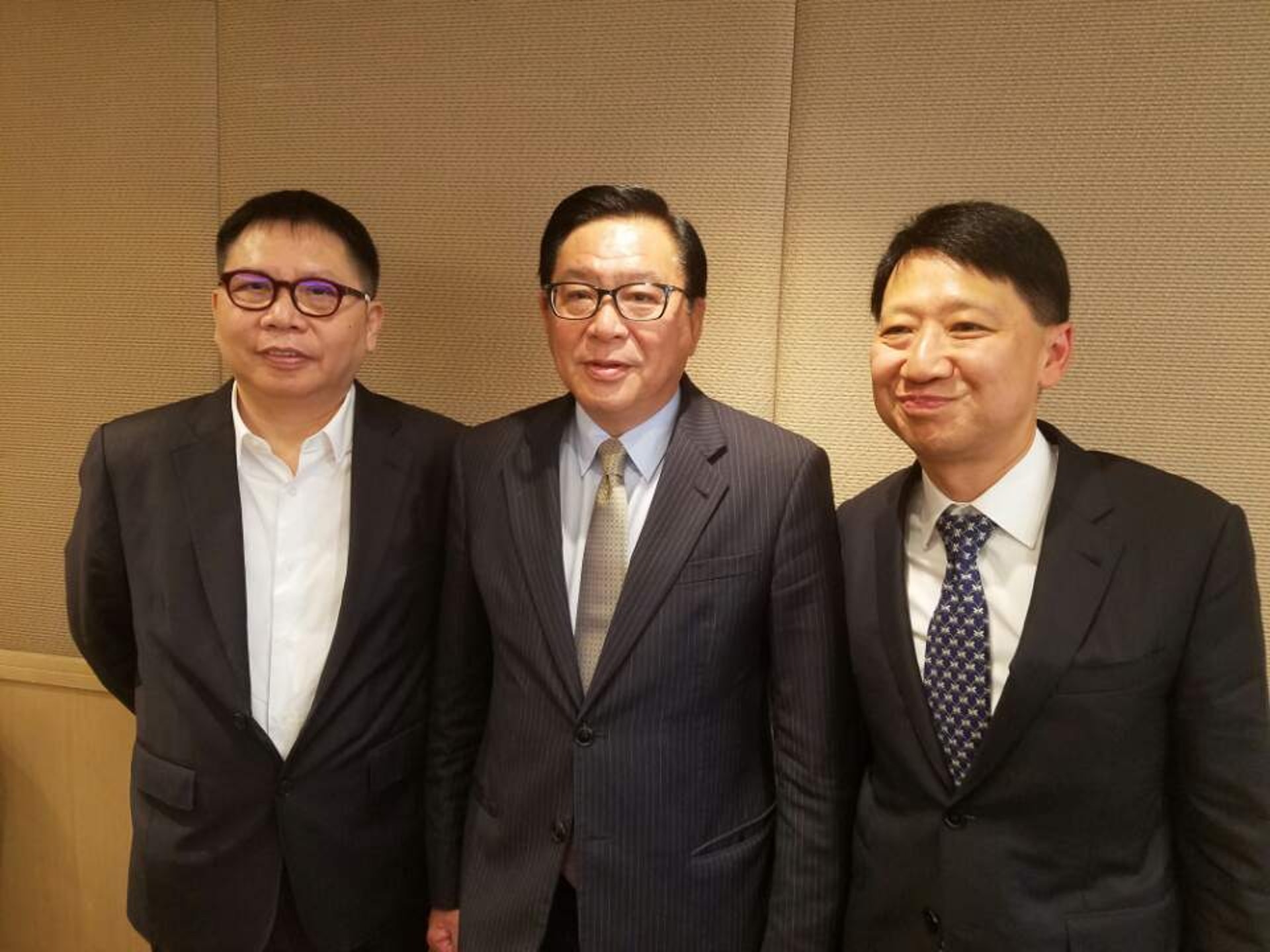 林健鋒(中)今日聯同怡和控股副行政總裁彭耀佳(右)、旅遊業議會前主席胡兆英見記者,講解商界對高鐵一地兩檢看法。林健鋒表示,一地兩檢做法在全球並不罕見,不論政治和實際操作層面均絕對可行。 林健鋒(中)今日聯同怡和控股副行政總裁彭耀佳(右)、旅遊業議會前主席胡兆英見記者,講解商界對高鐵一地兩檢看法。林健鋒表示,一地兩檢做法在全球並不罕見,不論政治和實際操作層面均絕對可行。