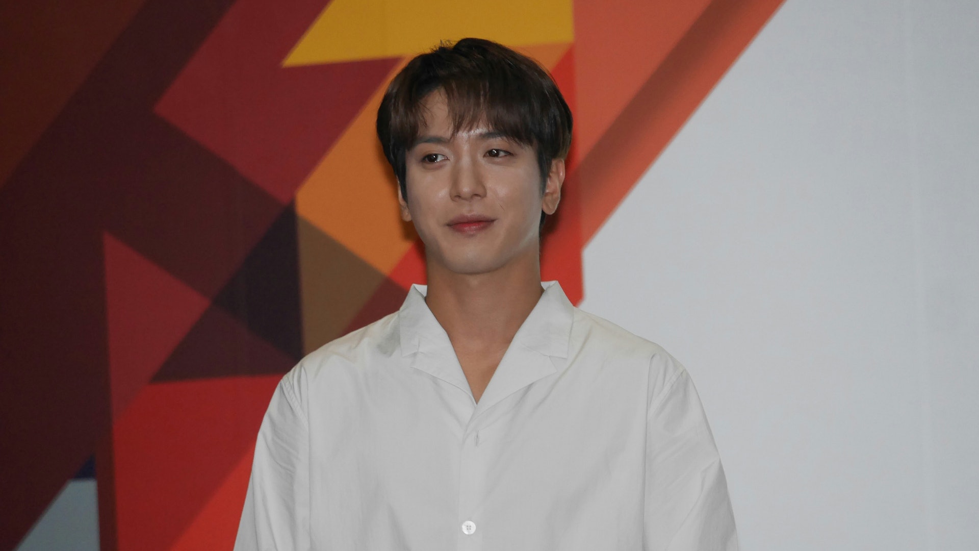 【KBEE】CNBLUE鄭容和簽名會風騷派飛吻 男粉絲上台全場起哄 【KBEE】CNBLUE鄭容和簽名會風騷派飛吻 男粉絲上台全場起哄