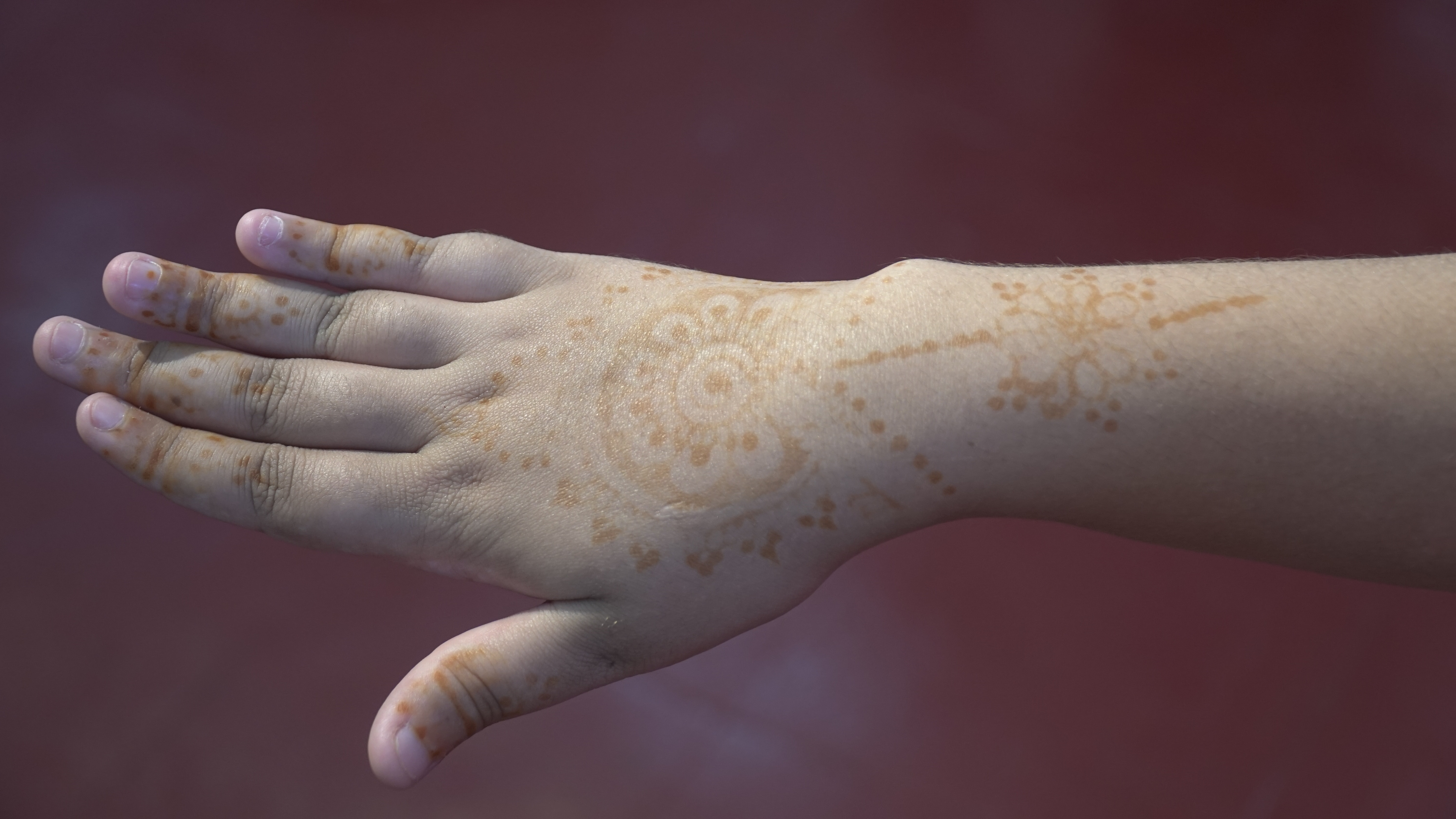Saher夢想成為時裝設計師，平日喜歡以「Henna」顏料為人體繪圖裝飾。（麥佩雯攝）