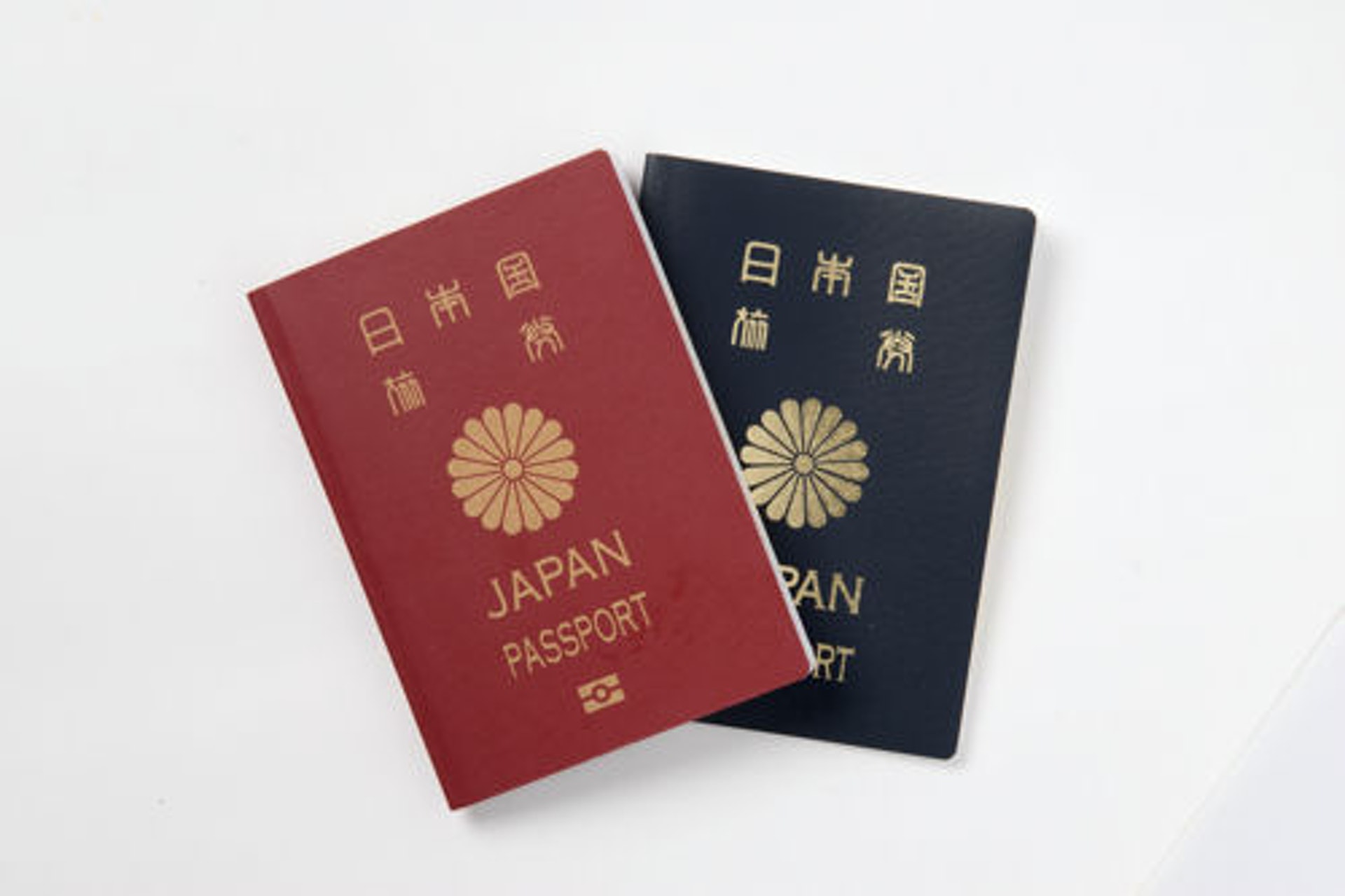 日本護照(旅券)上的菊紋。(網路圖片) 日本護照(旅券)上的菊紋。(網路圖片)