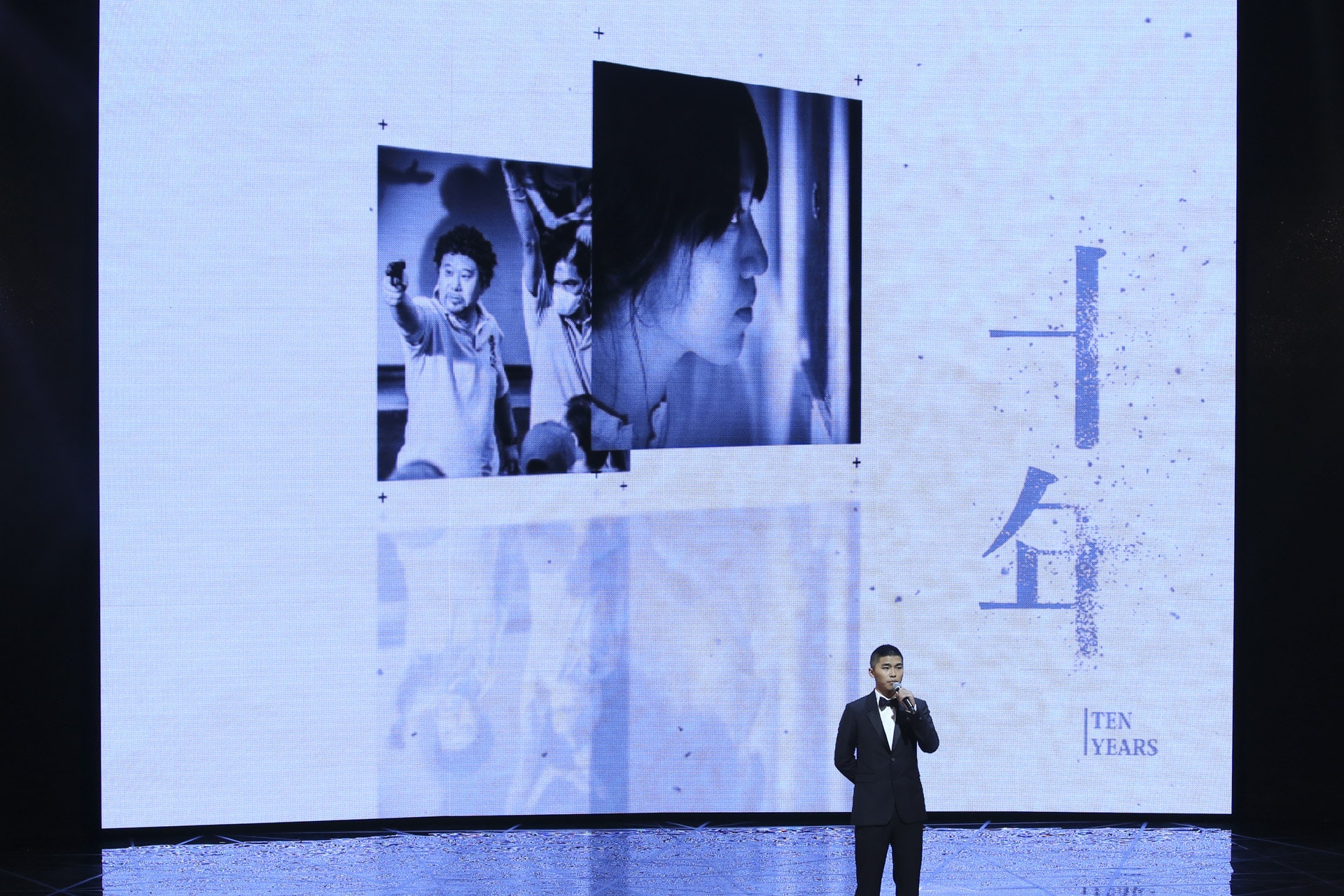 《十年》演員游學修在台上說:「祝《十年》和香港的十年好運。」(黃國立攝) 《十年》演員游學修在台上說:「祝《十年》和香港的十年好運。」(黃國立攝)
