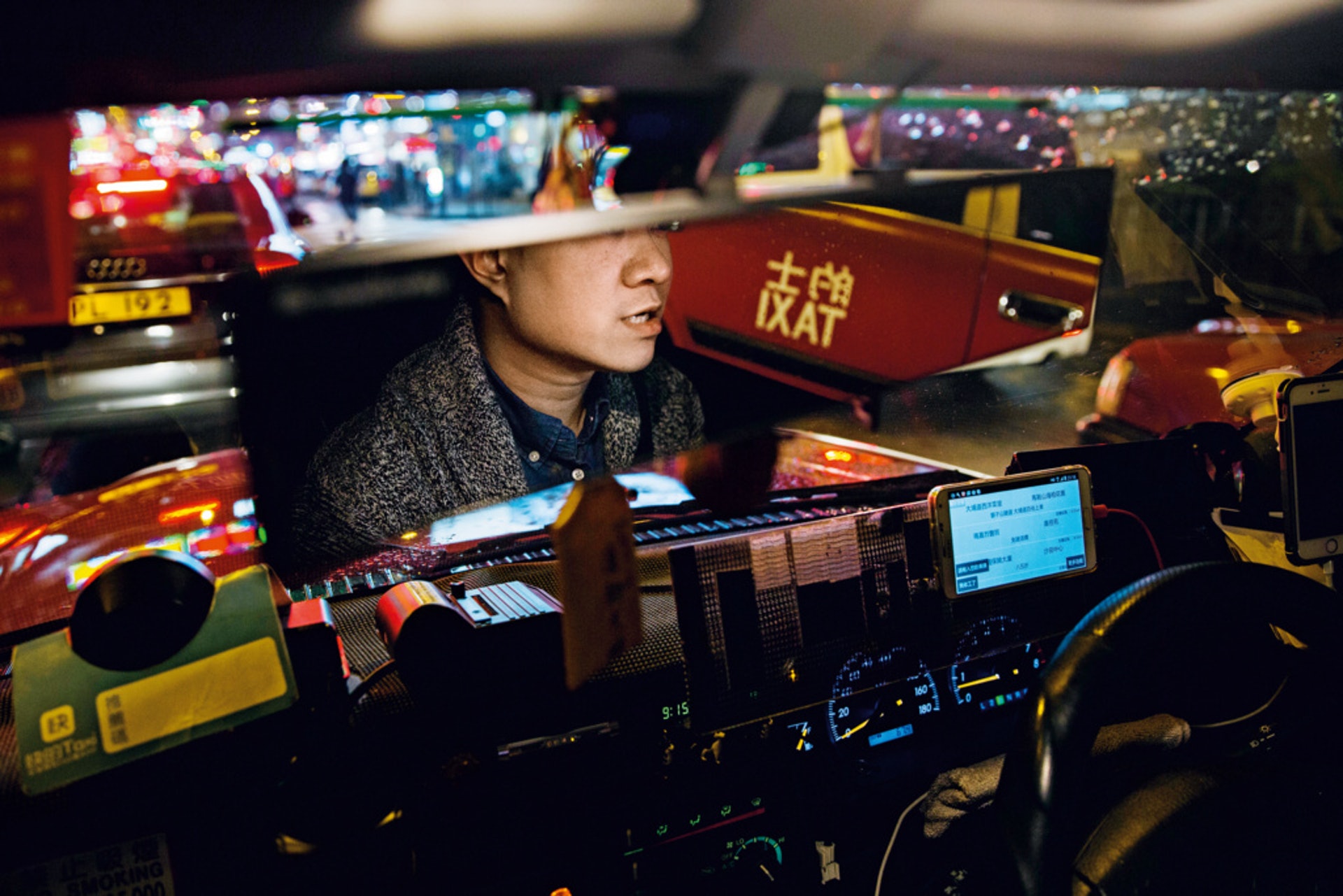 夜更的士司機如白告開工12小時,由下午至凌晨四時多遇上黑夜故事。(黃寶瑩攝) 夜更的士司機如白告開工12小時,由下午至凌晨四時多遇上黑夜故事。(黃寶瑩攝)