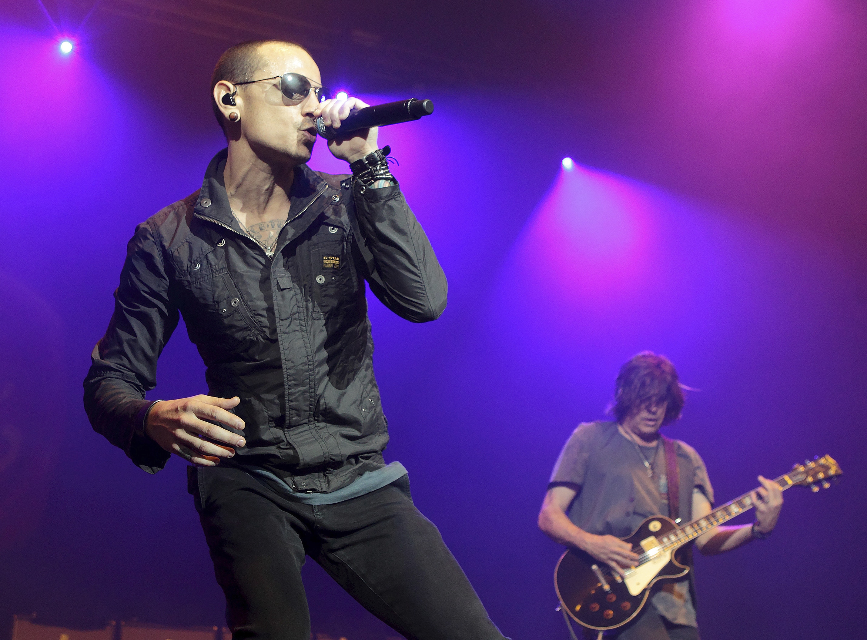 Linkin Park主音Chester Bennington（左）被發現於家上吊自殺亡，事件震驚樂壇。（美聯社圖片）
