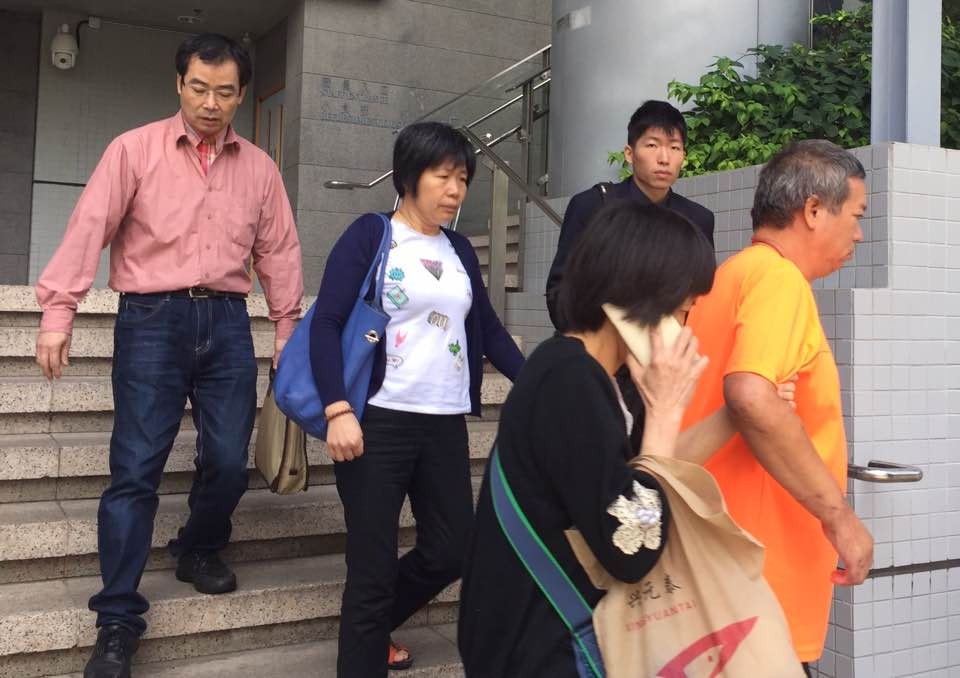 被告黃澤鵬(黑西裝)否認非禮女童，案件開審。（梁芷君攝）