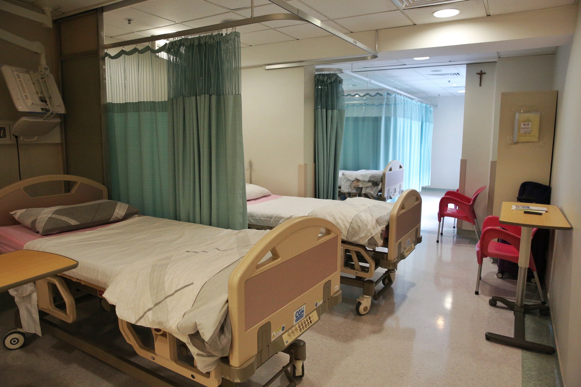 夏季流感．多圖】法國醫院將接收伊院病人兩間醫院環境大對比