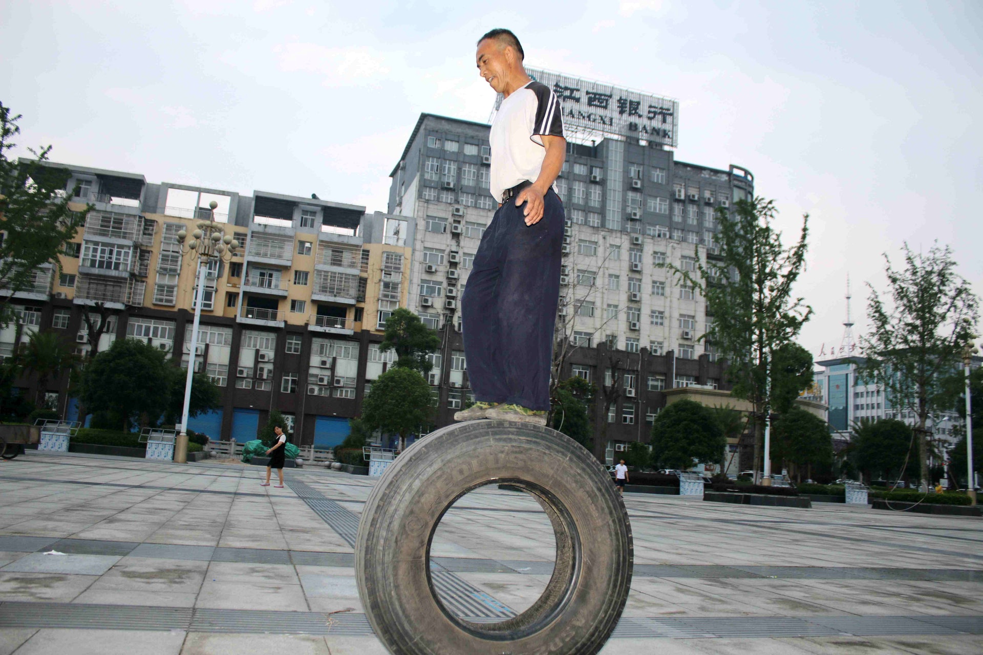 江西大叔踩輪胎。(視覺中國) 江西大叔踩輪胎。(視覺中國)