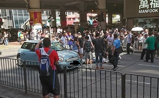 男子被撞後躺在馬路等候救援。（Tom Lee‎香港突發事故報料區）