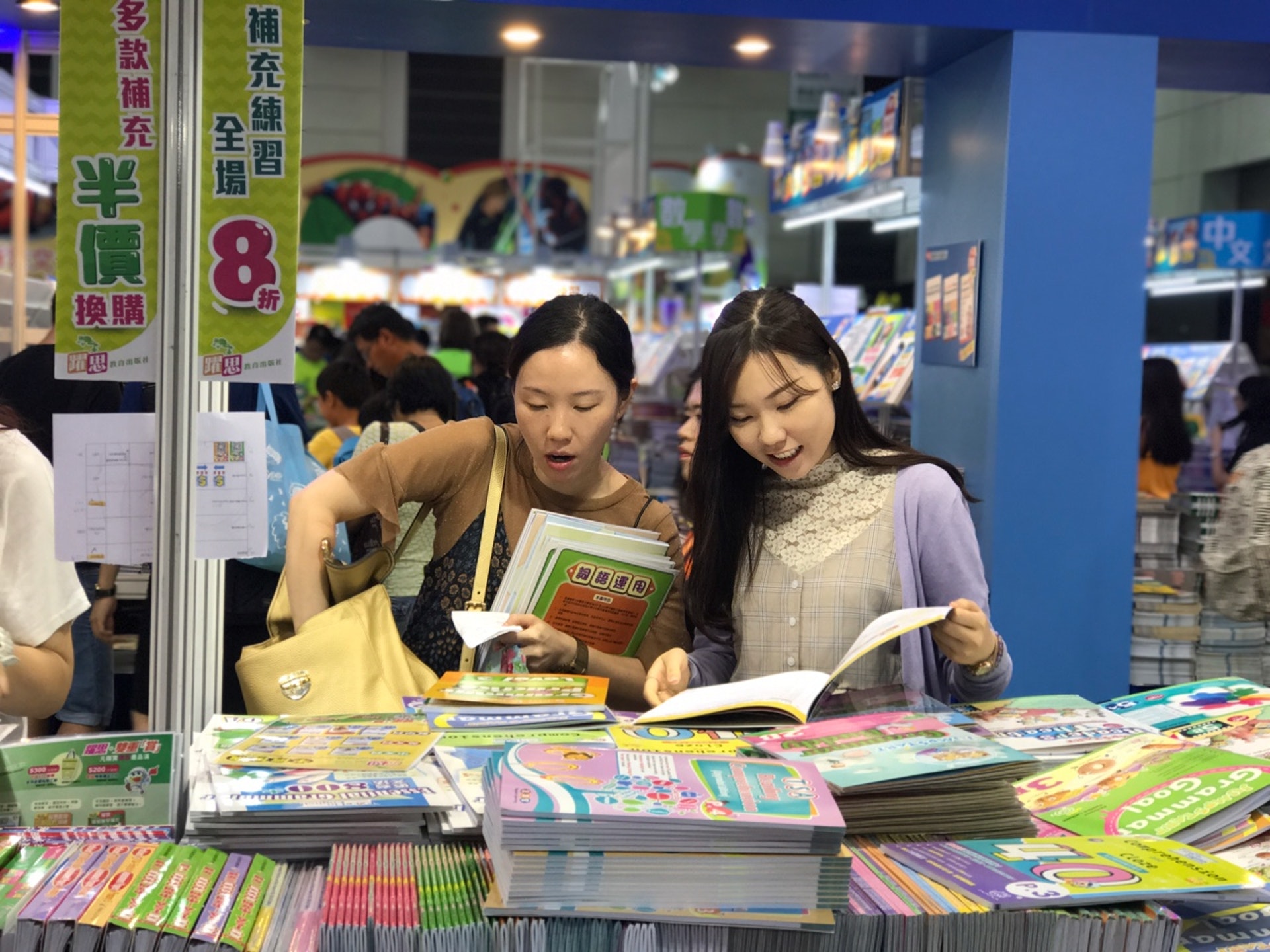 不少家長趁暑假,為子女選購補充練習,為來年作準備。(梁煥敏攝) 不少家長趁暑假,為子女選購補充練習,為來年作準備。(梁煥敏攝)