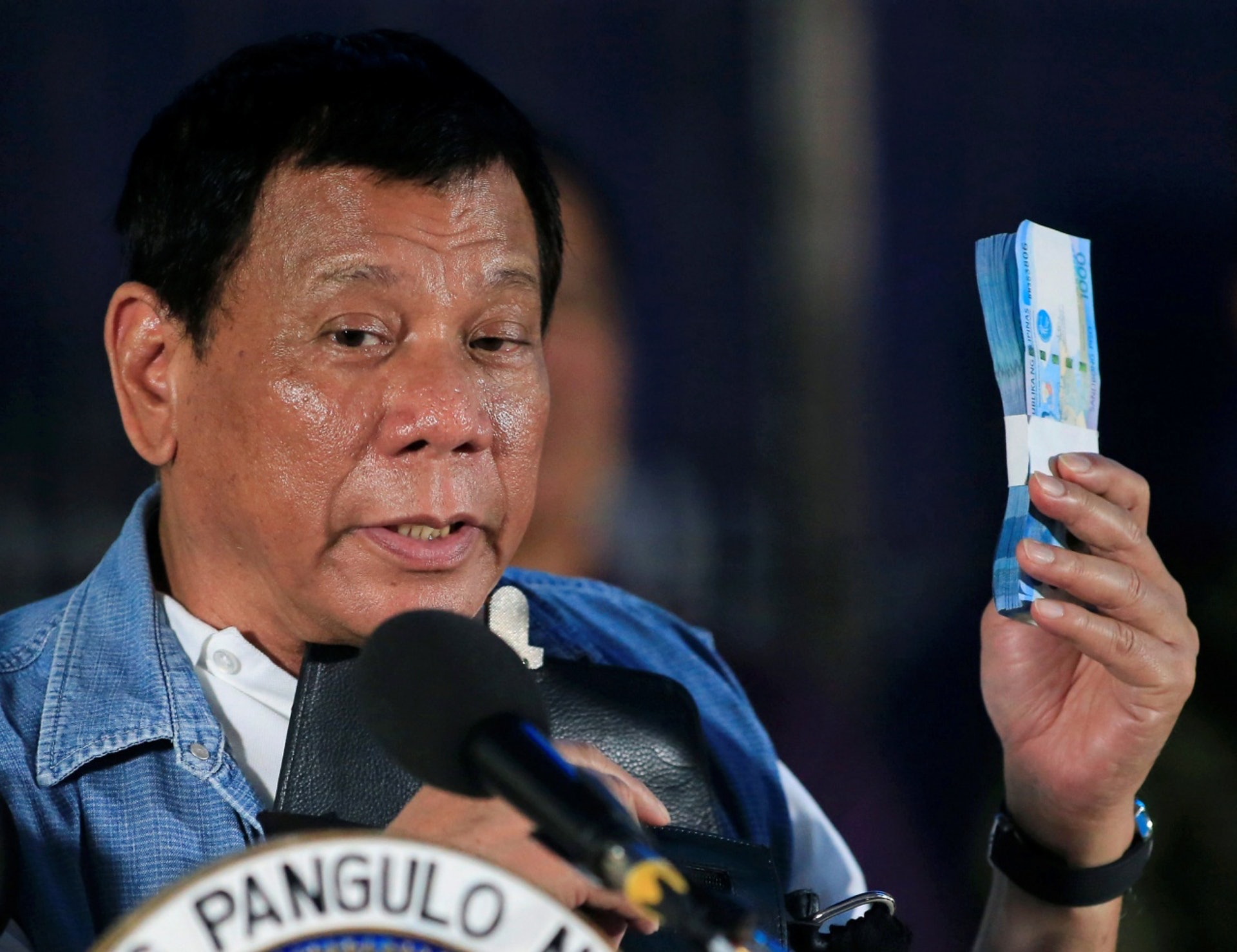 菲律賓總統杜特爾特(Rodrigo Duterte)簽署新行政命令,於昨日(23日)起正式禁止任何人在公眾地方吸煙。(視覺中國) 菲律賓總統杜特爾特(Rodrigo Duterte)簽署新行政命令,於昨日(23日)起正式禁止任何人在公眾地方吸煙。(視覺中國)