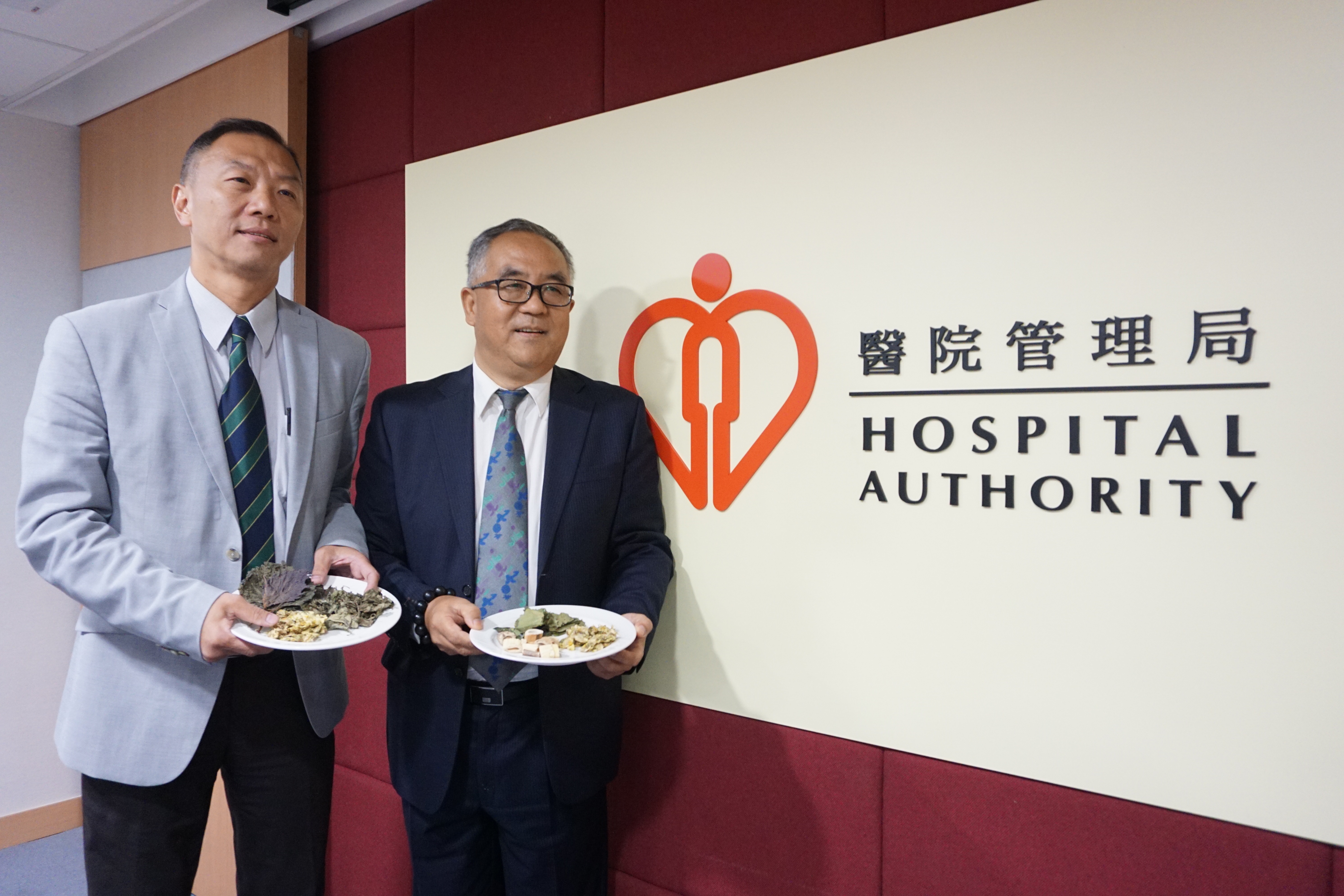 醫院管理局昨日（24日）召開記者會，從中醫角度分析今季流感嚴重的原因和預防方法。（朱韻斐攝）
