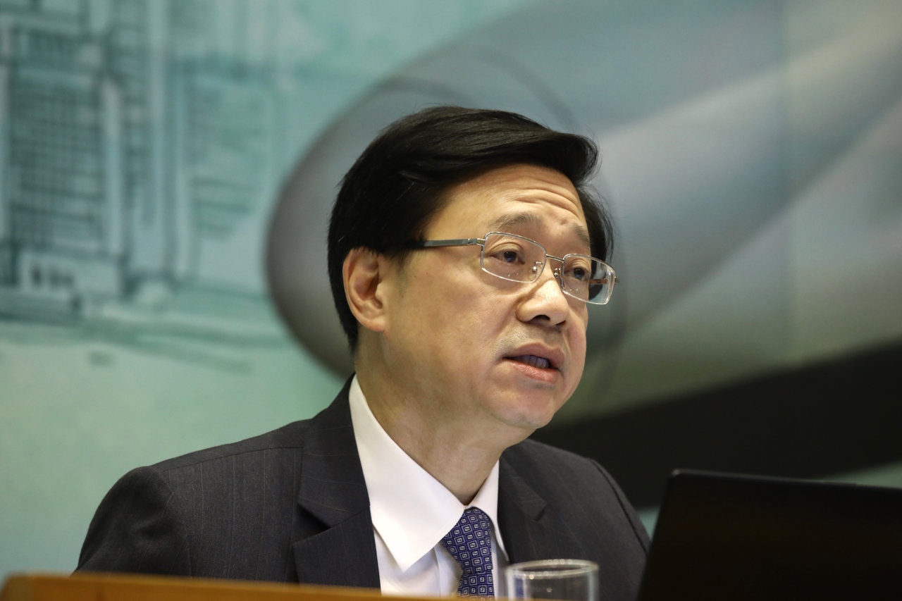 李家超昨日（25日）指，內地人員一般巡邏時都只是配備警棍，但如收到恐怖襲擊警告，會按需要配槍。（資料圖片／盧翊銘攝）