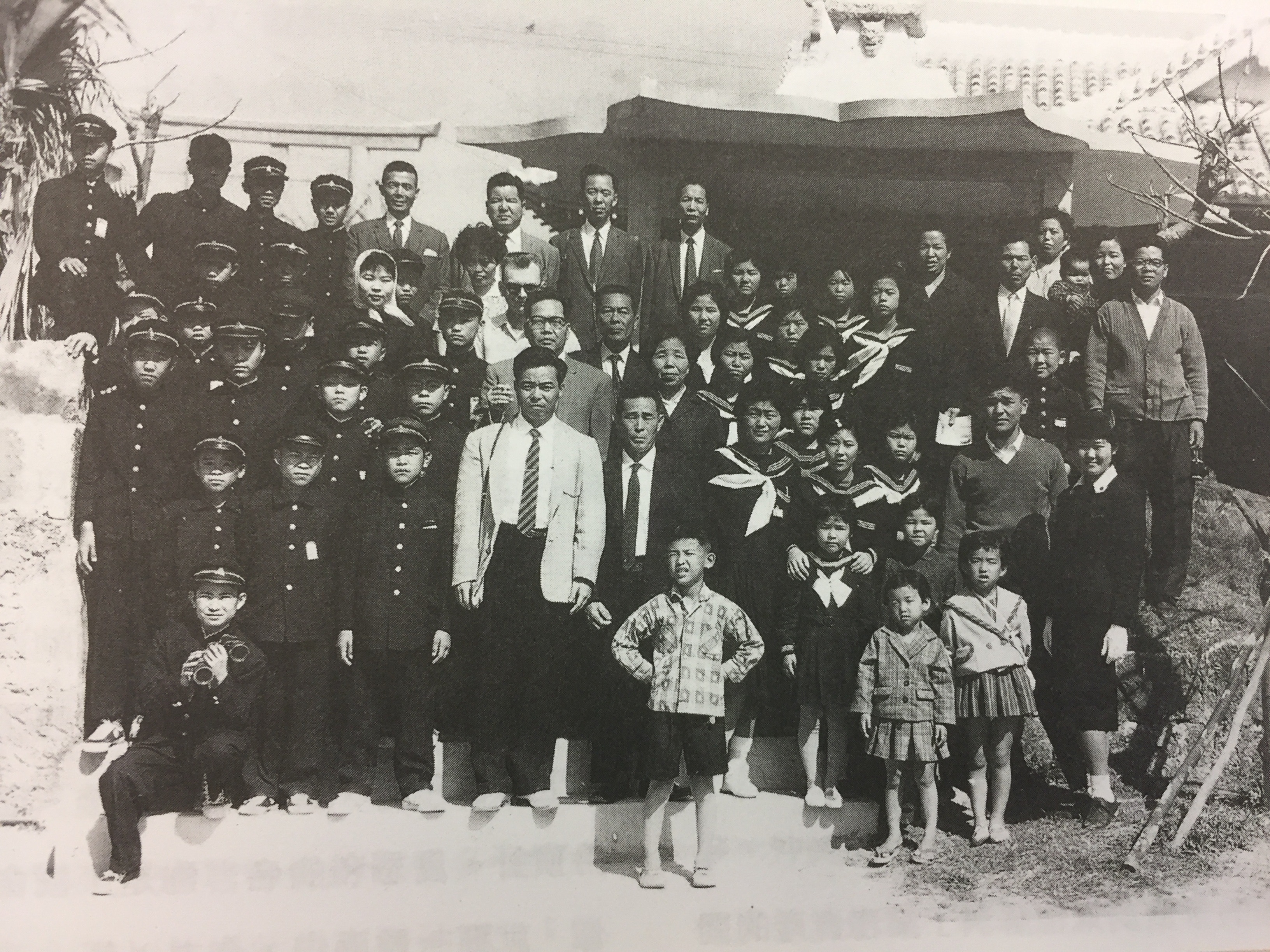 1961年呂志和﹙最上排左七﹚與沖繩居民的合照。﹙《呂志和傳》圖片﹚