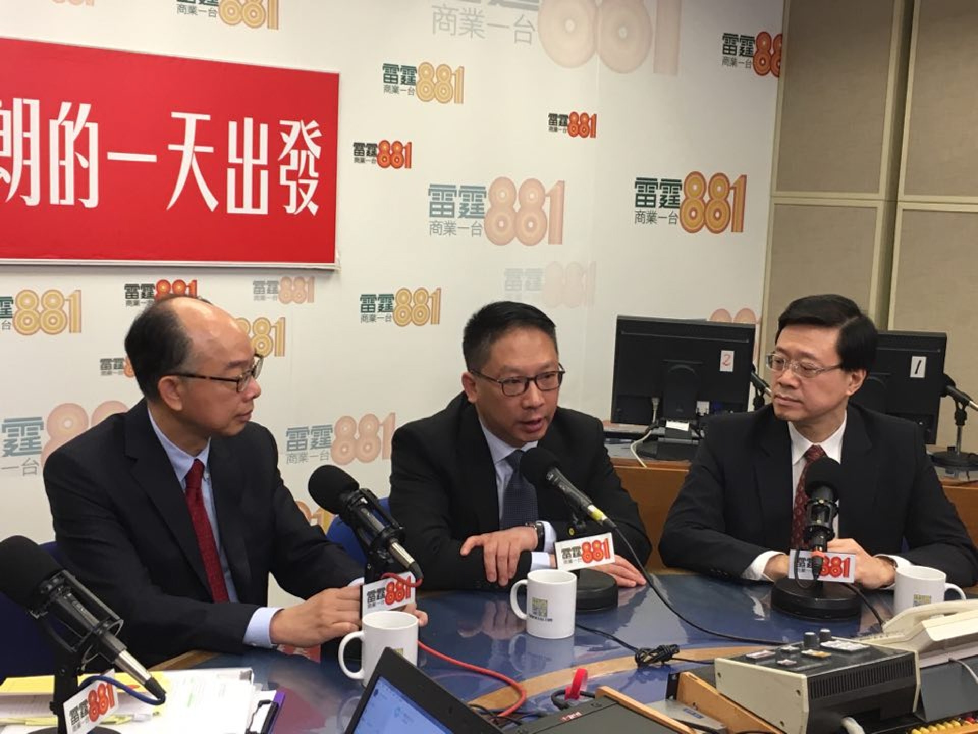 袁國強、陳帆與保安局局長李家超今日先後到兩所電台交代一地兩檢。 袁國強、陳帆與保安局局長李家超今日先後到兩所電台交代一地兩檢。