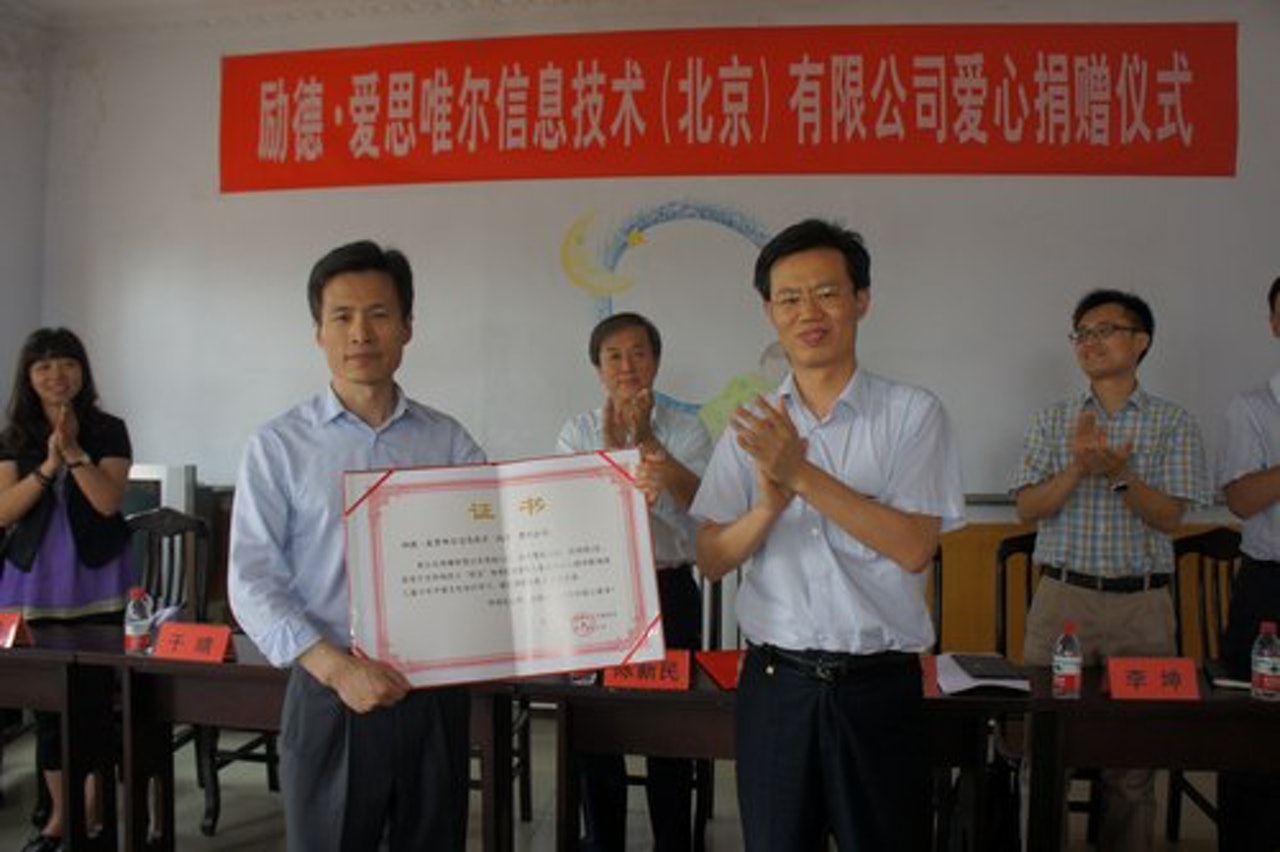 河北省滄州市東光縣委組織部部長朱東峰(前排右)在位於石家莊的家中死亡。(資料圖片) 河北省滄州市東光縣委組織部部長朱東峰(前排右)在位於石家莊的家中死亡。(資料圖片)