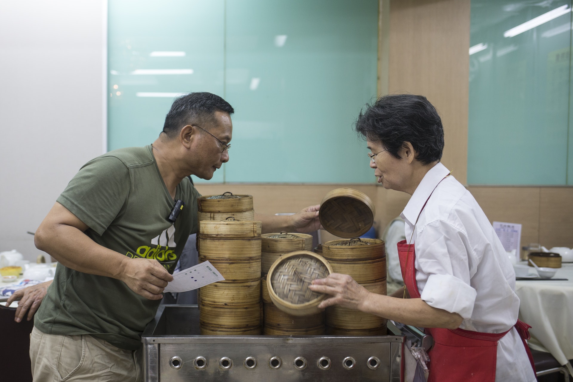 現今僅餘小部分舊式茶樓保持推點心車的傳統。(羅君豪攝) 現今僅餘小部分舊式茶樓保持推點心車的傳統。(羅君豪攝)