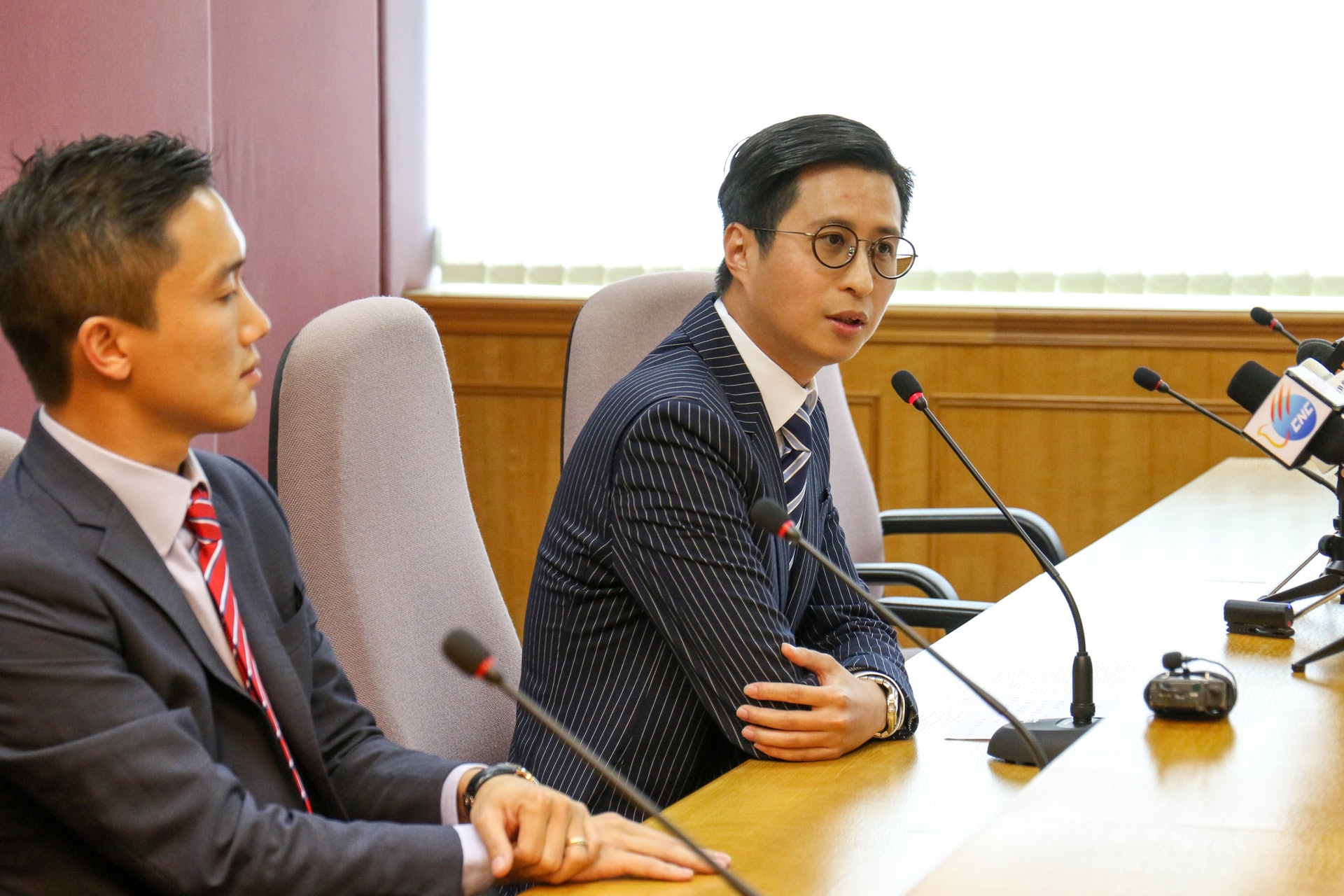 姚明慈善賽籌備委員會副主席沈豪傑(右)昨日(28日)出席記者會時,拒答退票事宜,不過大會昨晚深夜發稿轉軚。(資料圖片/楊宇翹攝) 姚明慈善賽籌備委員會副主席沈豪傑(右)昨日(28日)出席記者會時,拒答退票事宜,不過大會昨晚深夜發稿轉軚。(資料圖片/楊宇翹攝)