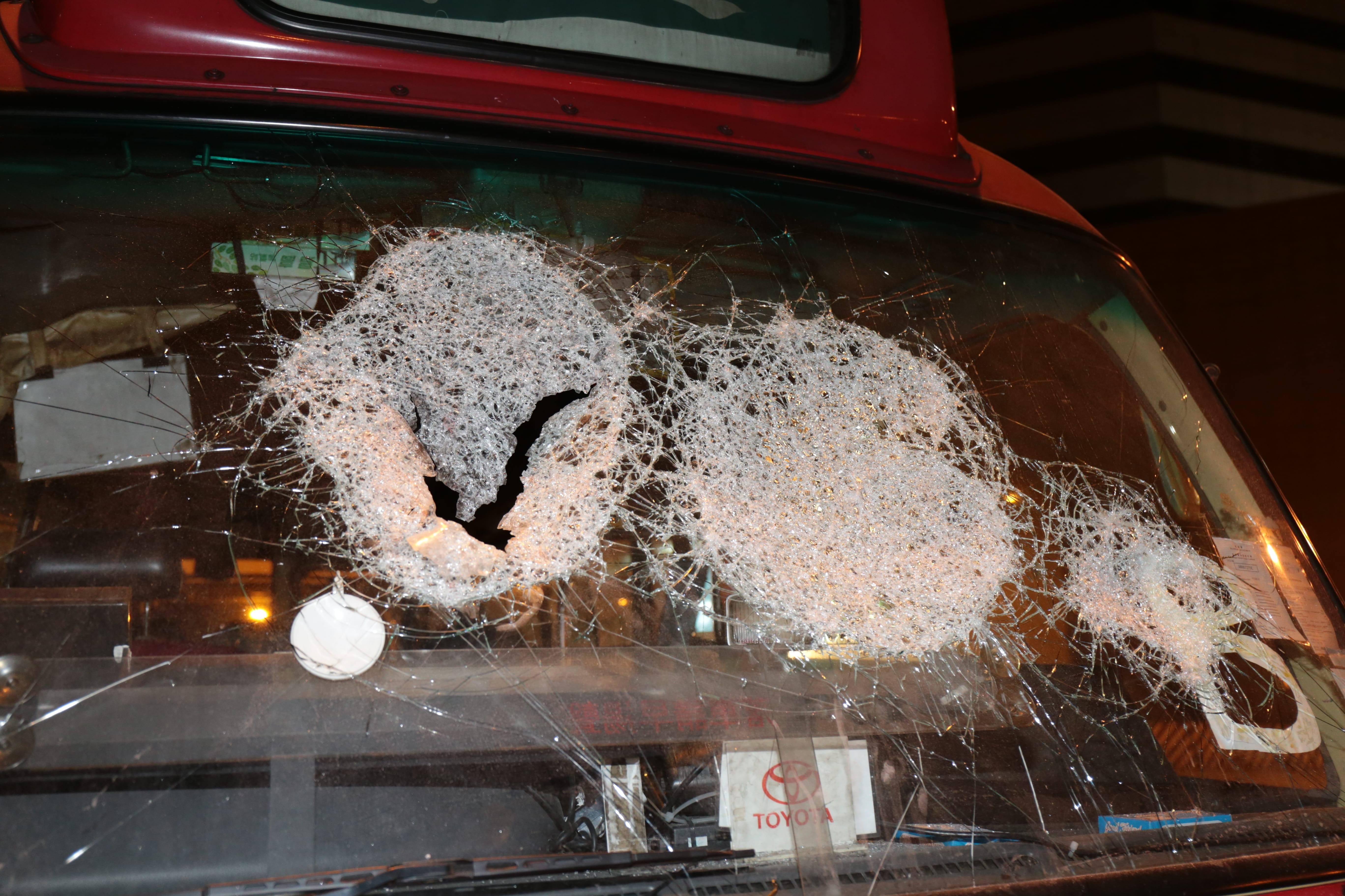 長沙灣裸女疑病發　紅Van遭拆水撥撼爆車頭玻璃