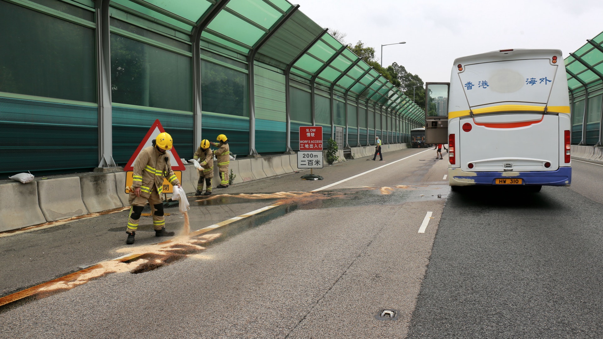 【驚心粉嶺公路】撞死火貨車 旅巴漏油困司機 消防灑木糠蓋油污 【驚心粉嶺公路】撞死火貨車 旅巴漏油困司機 消防灑木糠蓋油污
