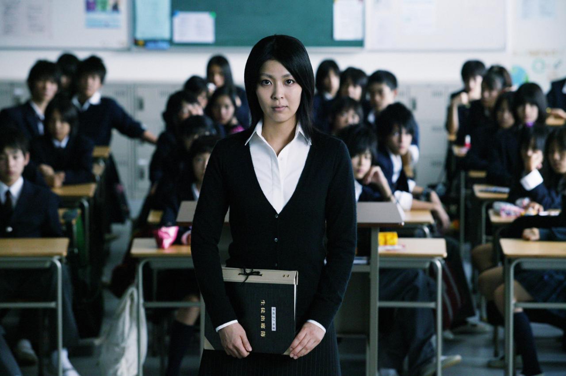 松隆子飾演的森口悠子對1年B班學生展開復仇。(《告白》劇照) 松隆子飾演的森口悠子對1年B班學生展開復仇。(《告白》劇照)