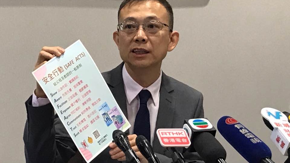 衞生署調查:學前兒童一歲已接觸智能電話 促建立「家規」 衞生署調查:學前兒童一歲已接觸智能電話 促建立「家規」