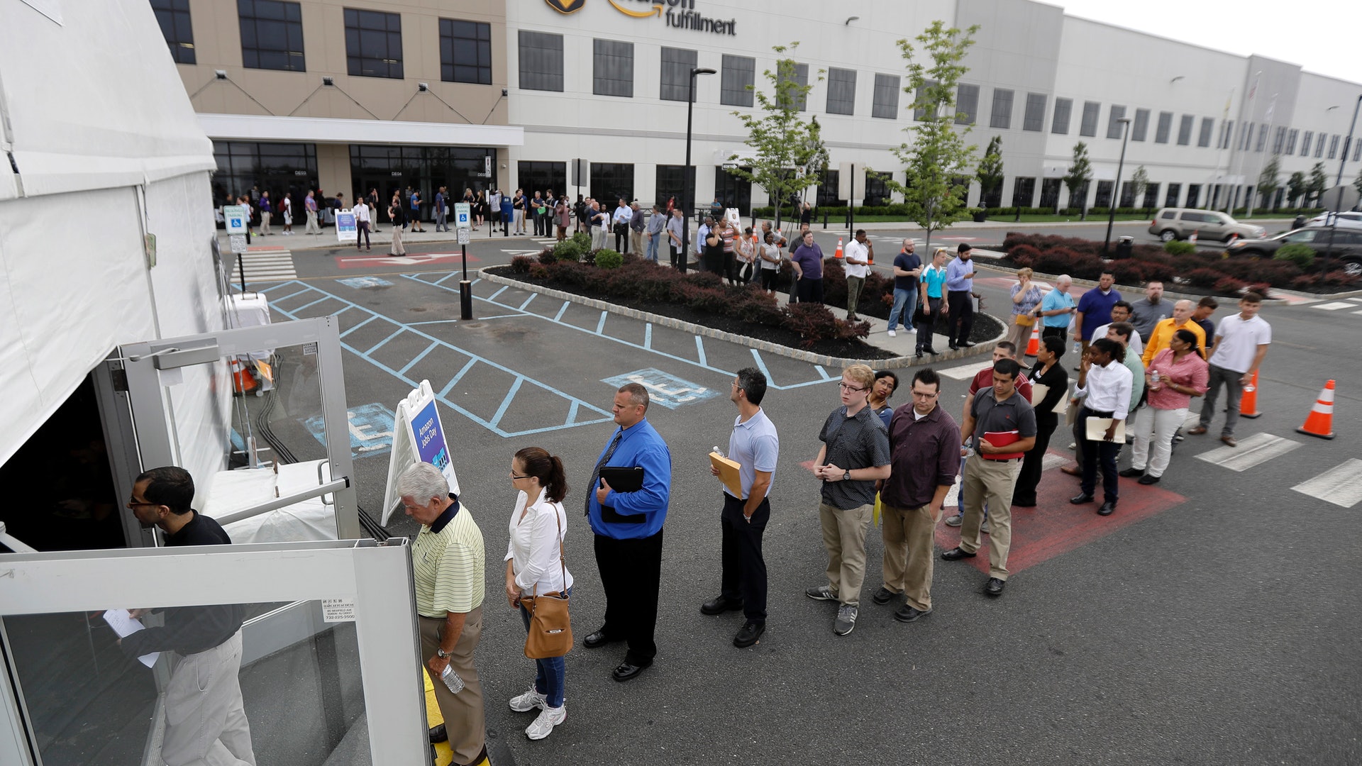 Amazon招聘數千人炎夏露天排隊道盡美國工作艱難 Amazon招聘數千人炎夏露天排隊道盡美國工作艱難