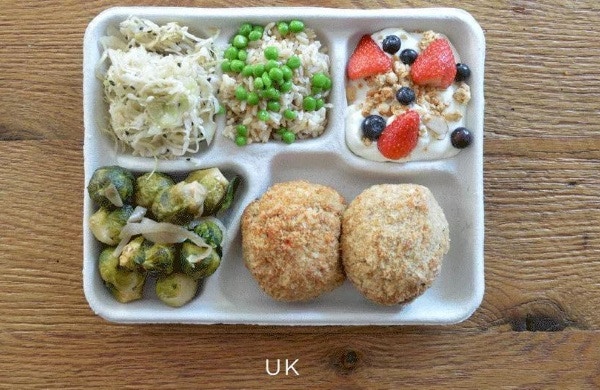 英國：魚餅、白飯、青豆、包心菜及草莓乳酪。