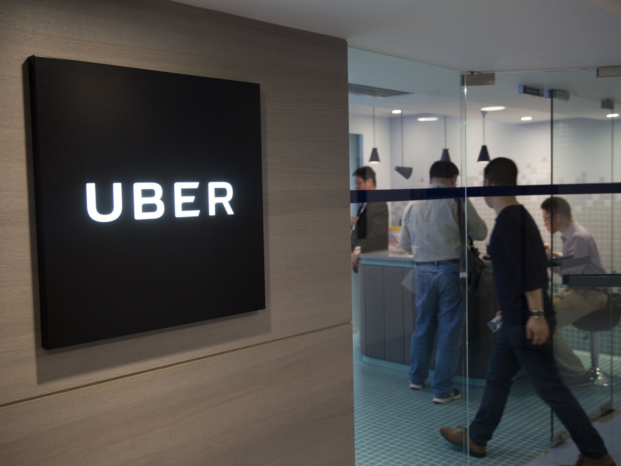 新加坡修畢課程變相Uber合法化港的士車主「先落閘」反對港跟從