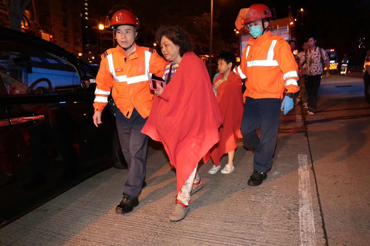 美田邨一個單位疑因拖板漏電引致火警,300名街坊須疏散。(陳永武攝) 美田邨一個單位疑因拖板漏電引致火警,300名街坊須疏散。(陳永武攝)