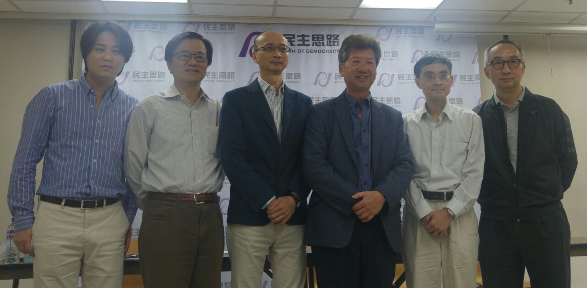 湯家驊(右三)指中央對港獨反應「熱烈」是預料中事,但香港無以言入罪,故最近有人提出港獨主長並不違法。(馮巧欣攝) 湯家驊(右三)指中央對港獨反應「熱烈」是預料中事,但香港無以言入罪,故最近有人提出港獨主長並不違法。(馮巧欣攝)