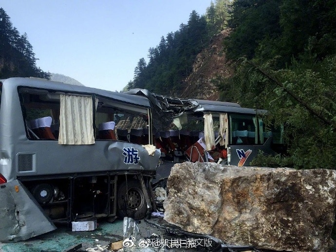內地網友在微博上發布地震後九寨溝的路況，稱震中附近有較多落石，不少車被砸中。（微博圖片）