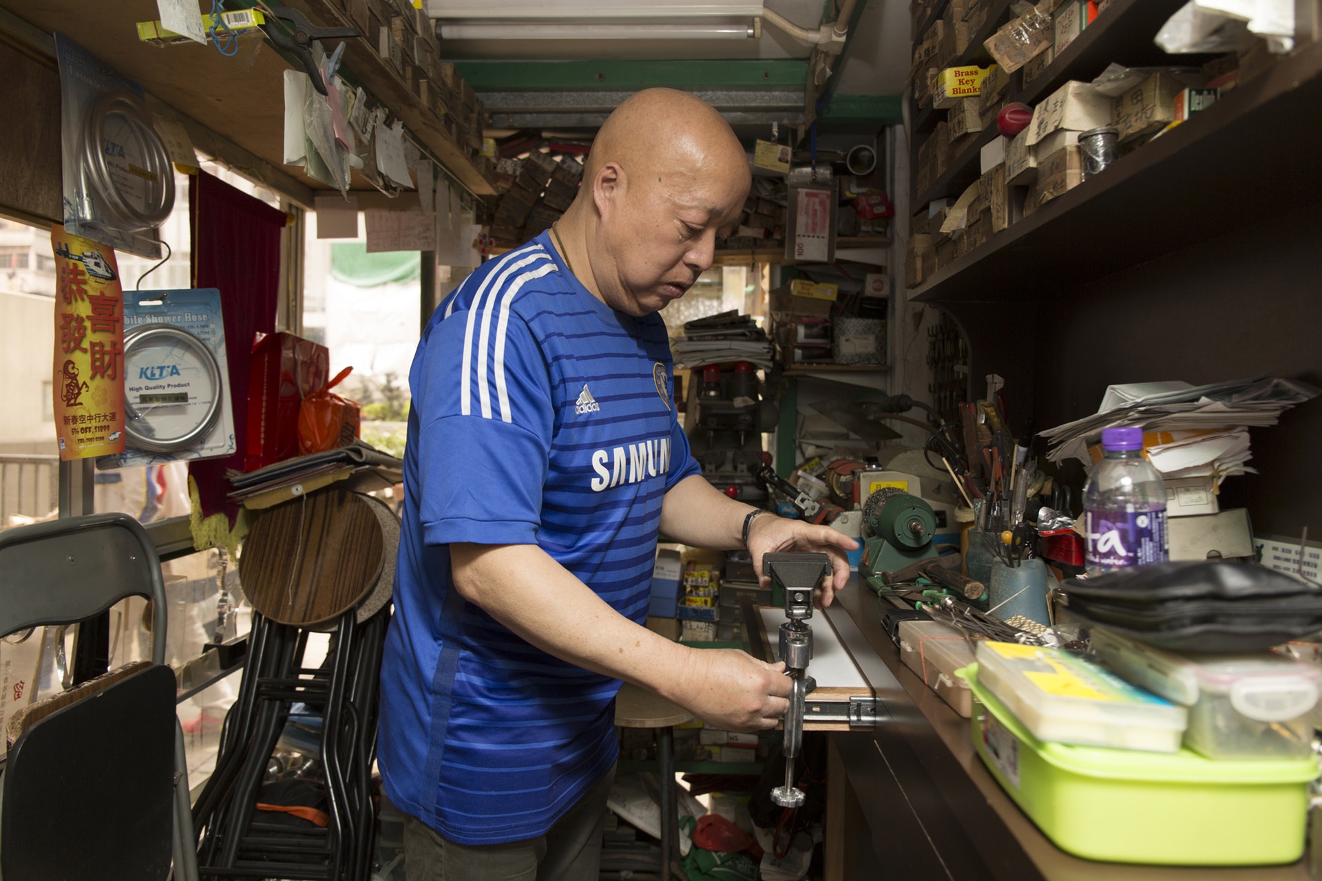 黃瑞昌,出身於鎖匠世家,50年老字號黃華記的第二代傳人,從事鎖匠超過30年。近年開班授徒,將多年累積的經驗和開鎖技術傳給下一代。 黃瑞昌,出身於鎖匠世家,50年老字號黃華記的第二代傳人,從事鎖匠超過30年。近年開班授徒,將多年累積的經驗和開鎖技術傳給下一代。