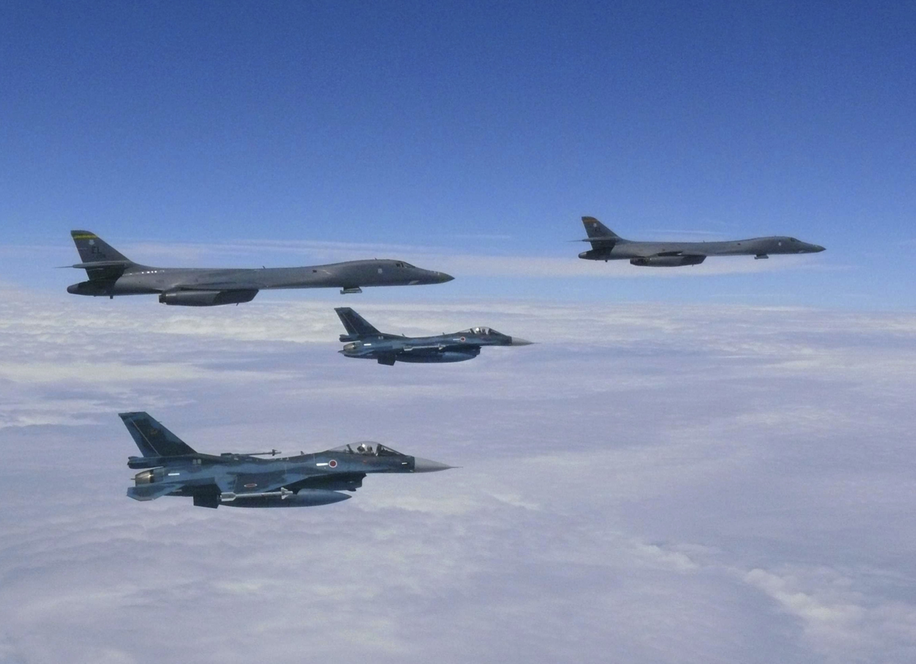兩架B-1B轟炸機早前由南達科化的埃爾斯沃思空軍基地飛往關島，以支援美國太平洋司令部轟炸機持續配備任務。（路透社）