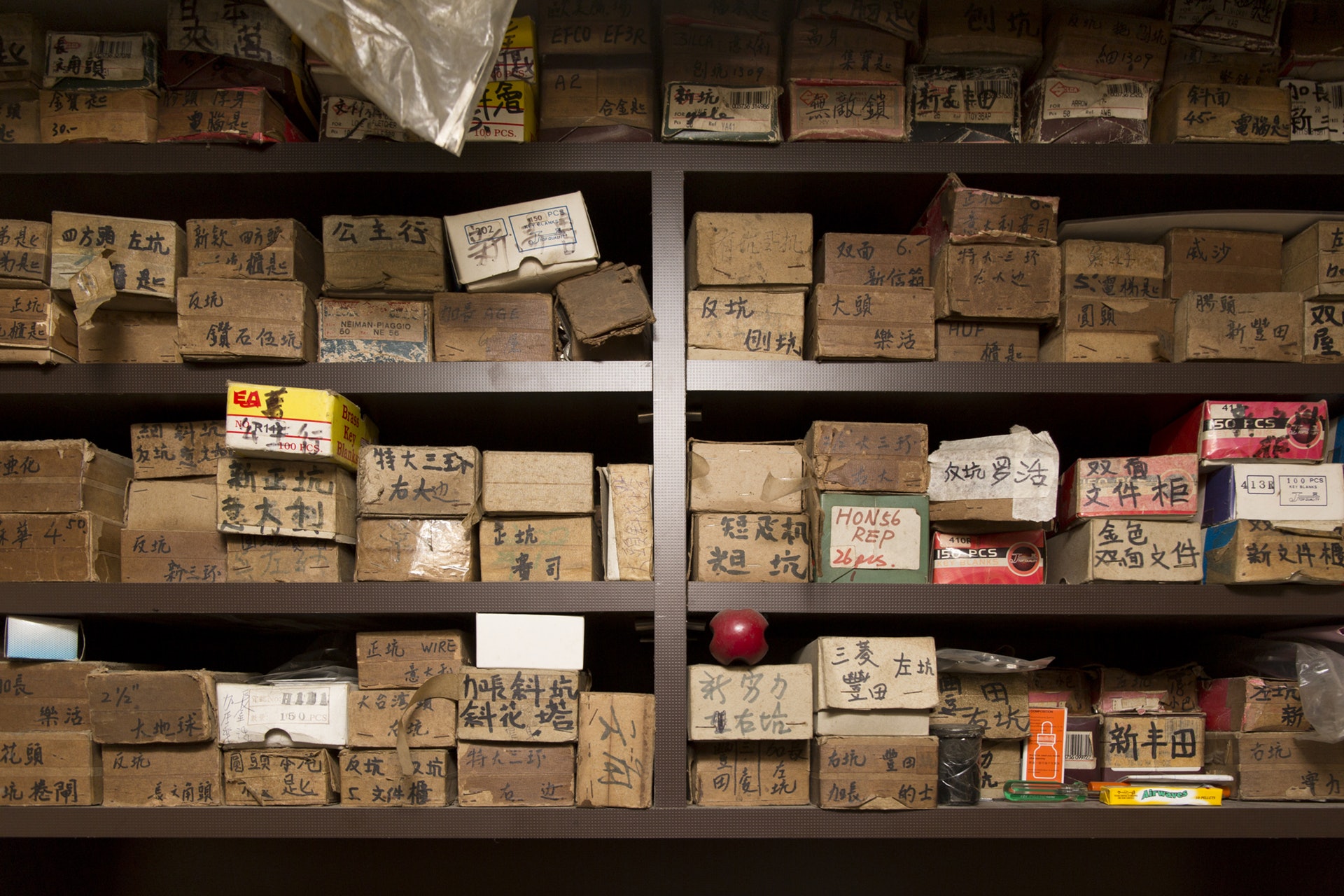 從事鎖匠逾30年的黃瑞昌認為,鎖最重要是防盜,用廉價鎖是「搵自己笨」,但近年港人的門鎖由以前入口貨變成質素欠佳的國產貨,開鎖因而變得容易,其實十分諷刺。黃瑞昌認為眾多品牌之中,美迪高鎖(Medeco)較為穩固。 從事鎖匠逾30年的黃瑞昌認為,鎖最重要是防盜,用廉價鎖是「搵自己笨」,但近年港人的門鎖由以前入口貨變成質素欠佳的國產貨,開鎖因而變得容易,其實十分諷刺。黃瑞昌認為眾多品牌之中,美迪高鎖(Medeco)較為穩固。