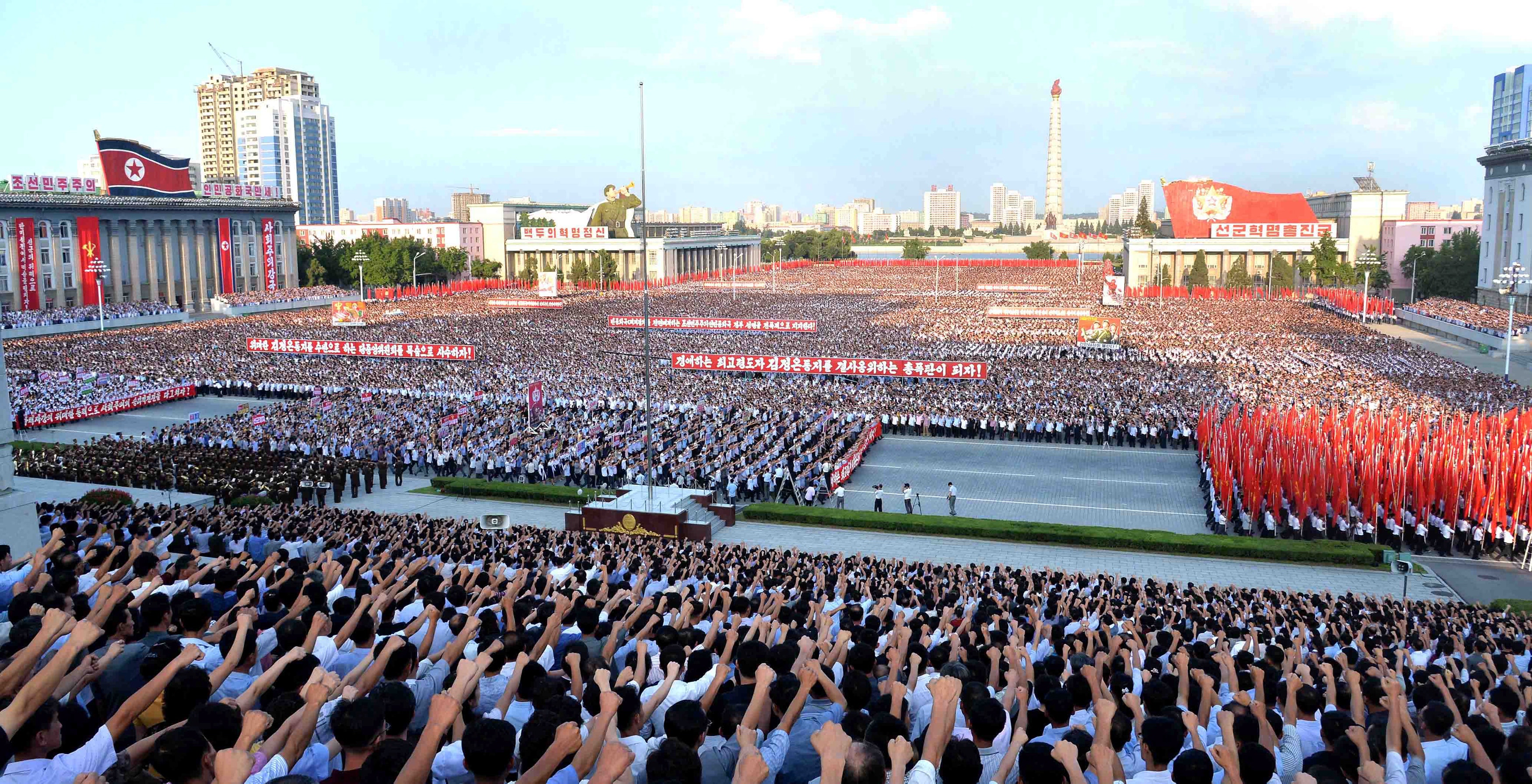 朝鮮在8月10日發表多張照片，顯示前一天民眾在首都平壤參加官方活動，支持金正恩政府對抗外敵。（路透社）