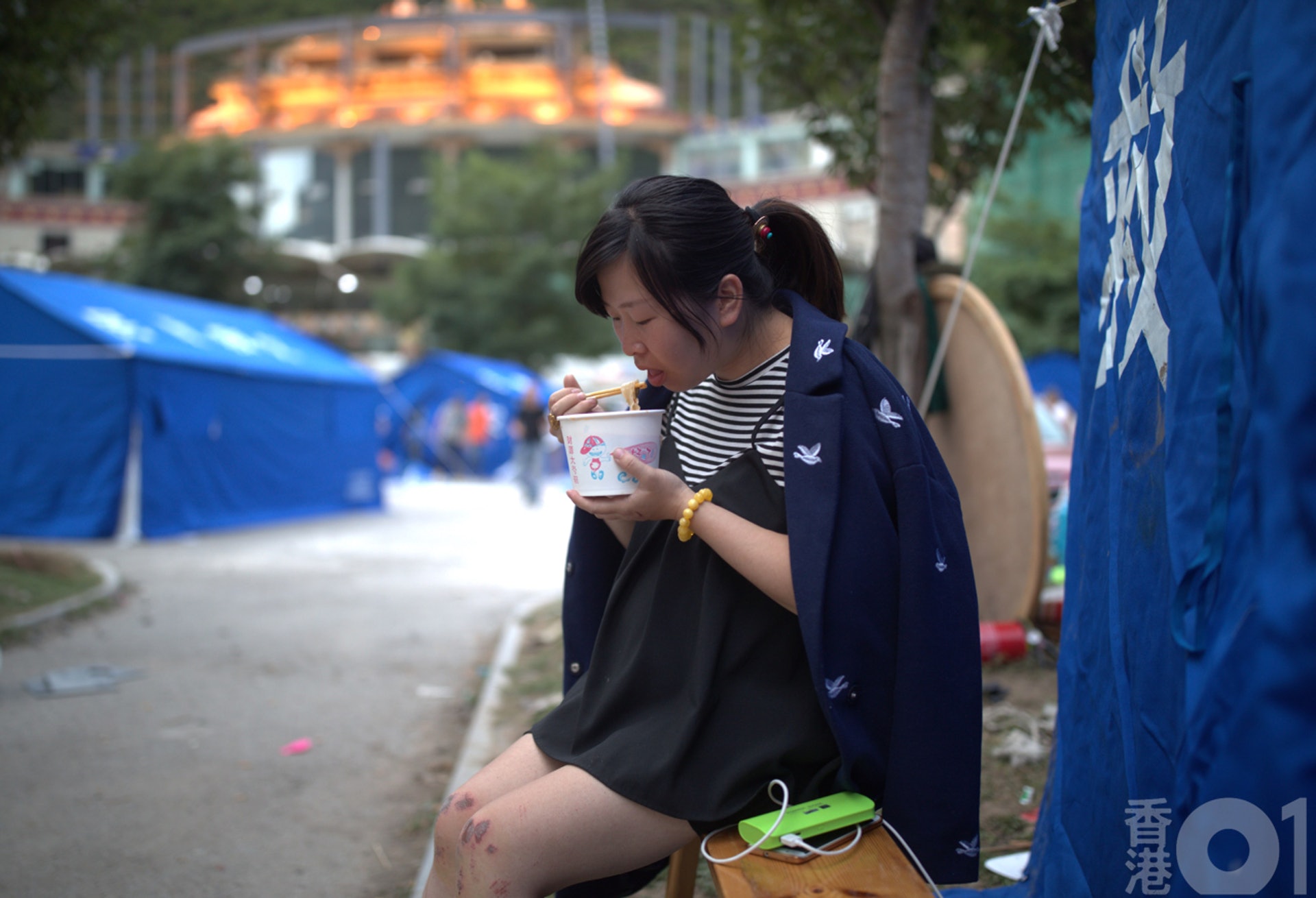 懷有六個月身孕的張女士為漳扎鎮神鷹酒店的女東主,地震發生時,她正在酒店的櫃枱。地震發生時,她立刻取了身邊一條毛毯,衝出大門口,由於地面晃動得太厲害,她又大着肚子,身體失去平衡,跌倒在地,膝頭手背都擦傷。(余俊亮攝) 懷有六個月身孕的張女士為漳扎鎮神鷹酒店的女東主,地震發生時,她正在酒店的櫃枱。地震發生時,她立刻取了身邊一條毛毯,衝出大門口,由於地面晃動得太厲害,她又大着肚子,身體失去平衡,跌倒在地,膝頭手背都擦傷。(余俊亮攝)